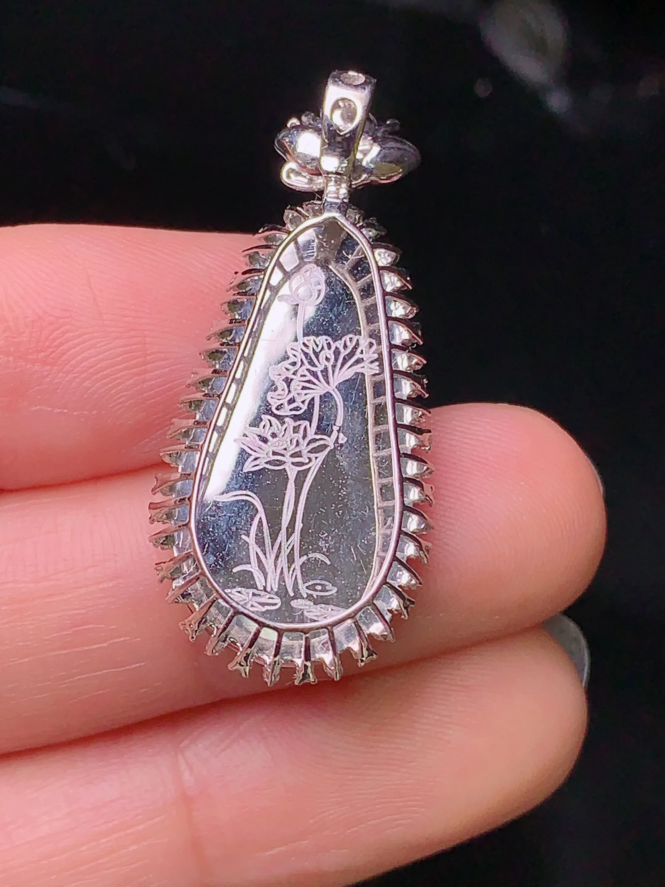 18k金钻镶嵌飘绿树叶吊坠 玉质细腻 色泽清新艳丽 整体尺寸33.8*15*7