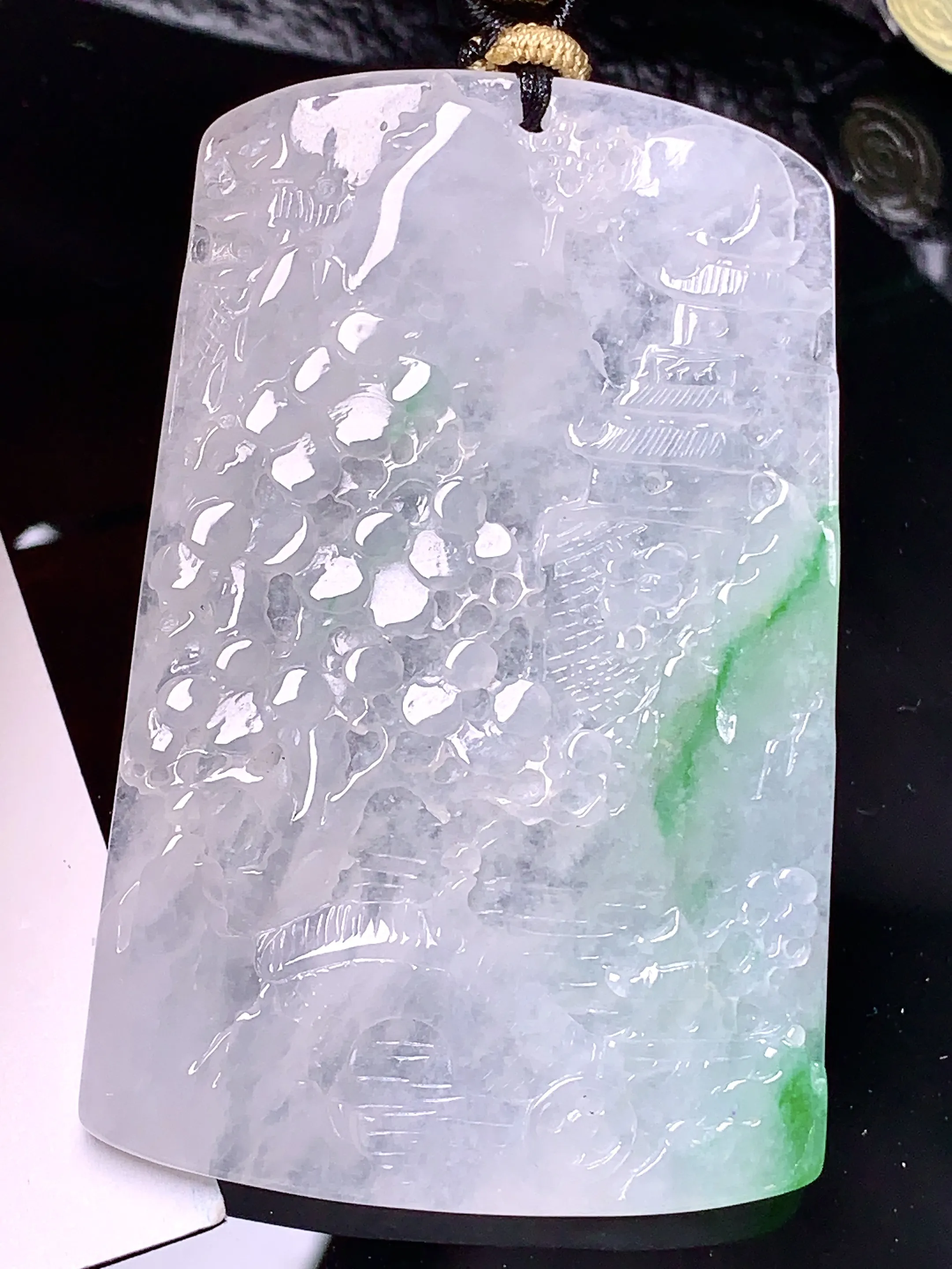 冰种飘绿山水吊坠 玉质细腻 色泽清新艳丽 整体尺寸62*39.6*4.5