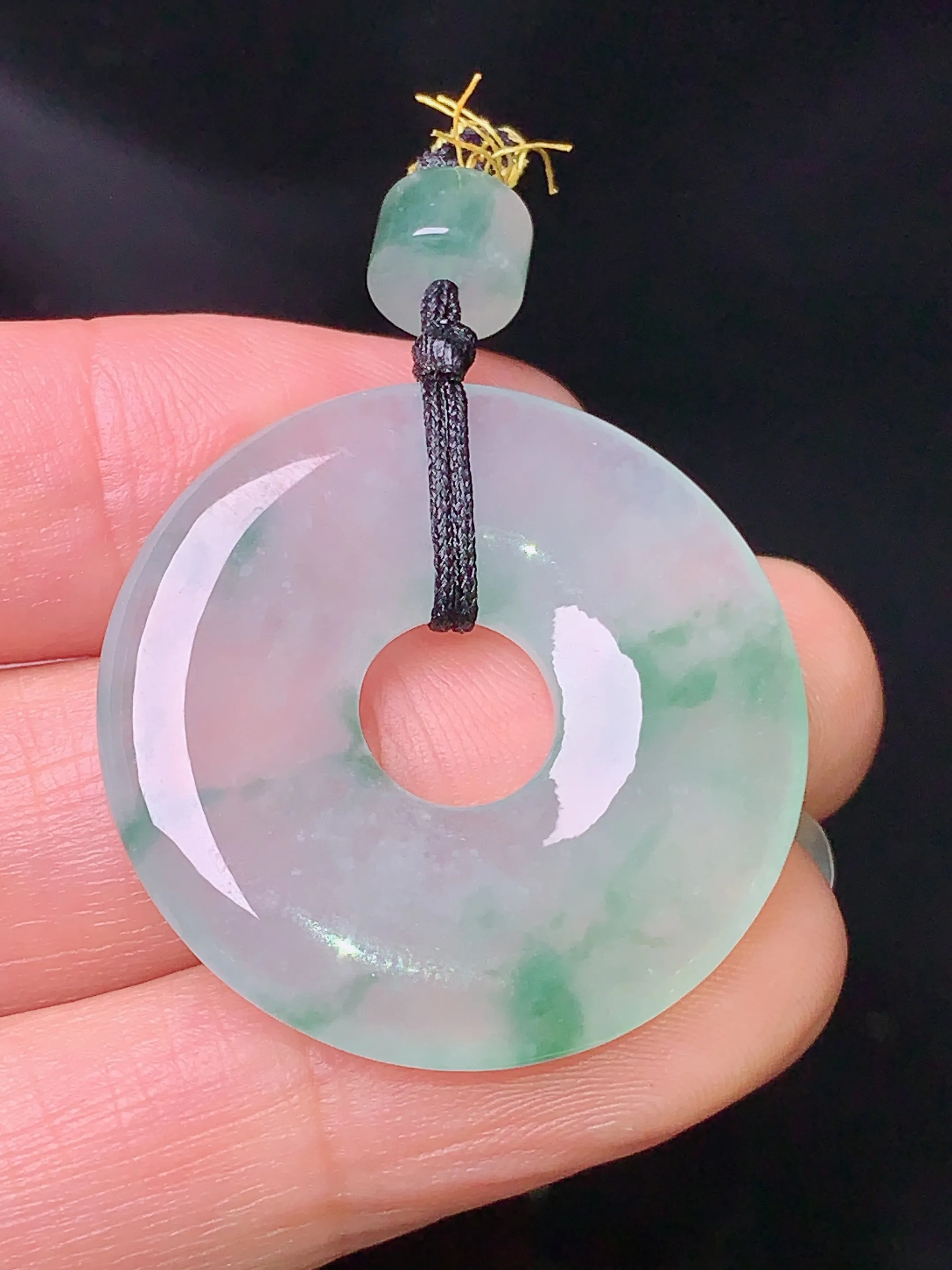 飘绿平安环吊坠 玉质细腻 色泽清新艳丽 整体尺寸29.2*4.2