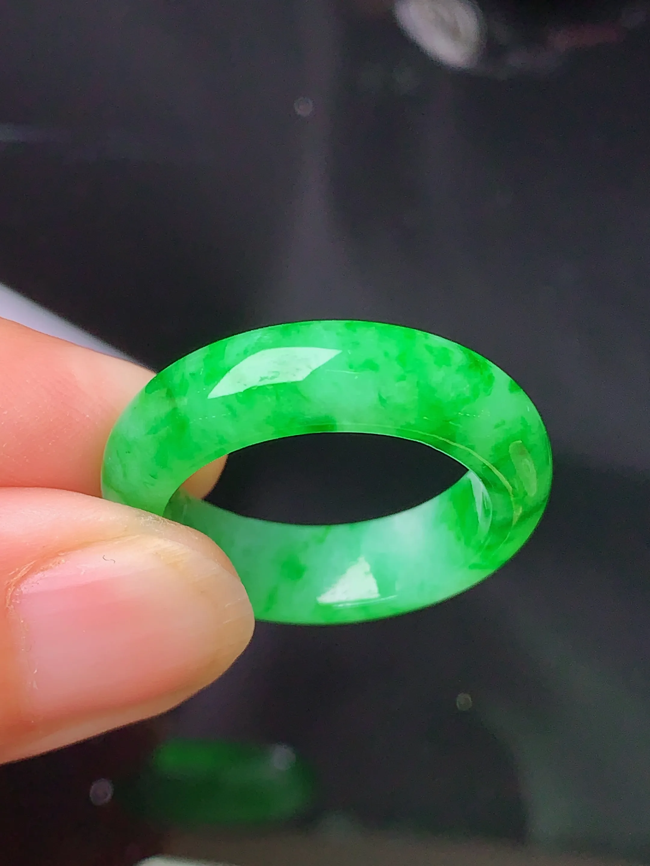 翠绿指环 玉质细腻 色泽清新艳丽 整体尺寸25.5*6.2*3.7 圈口17