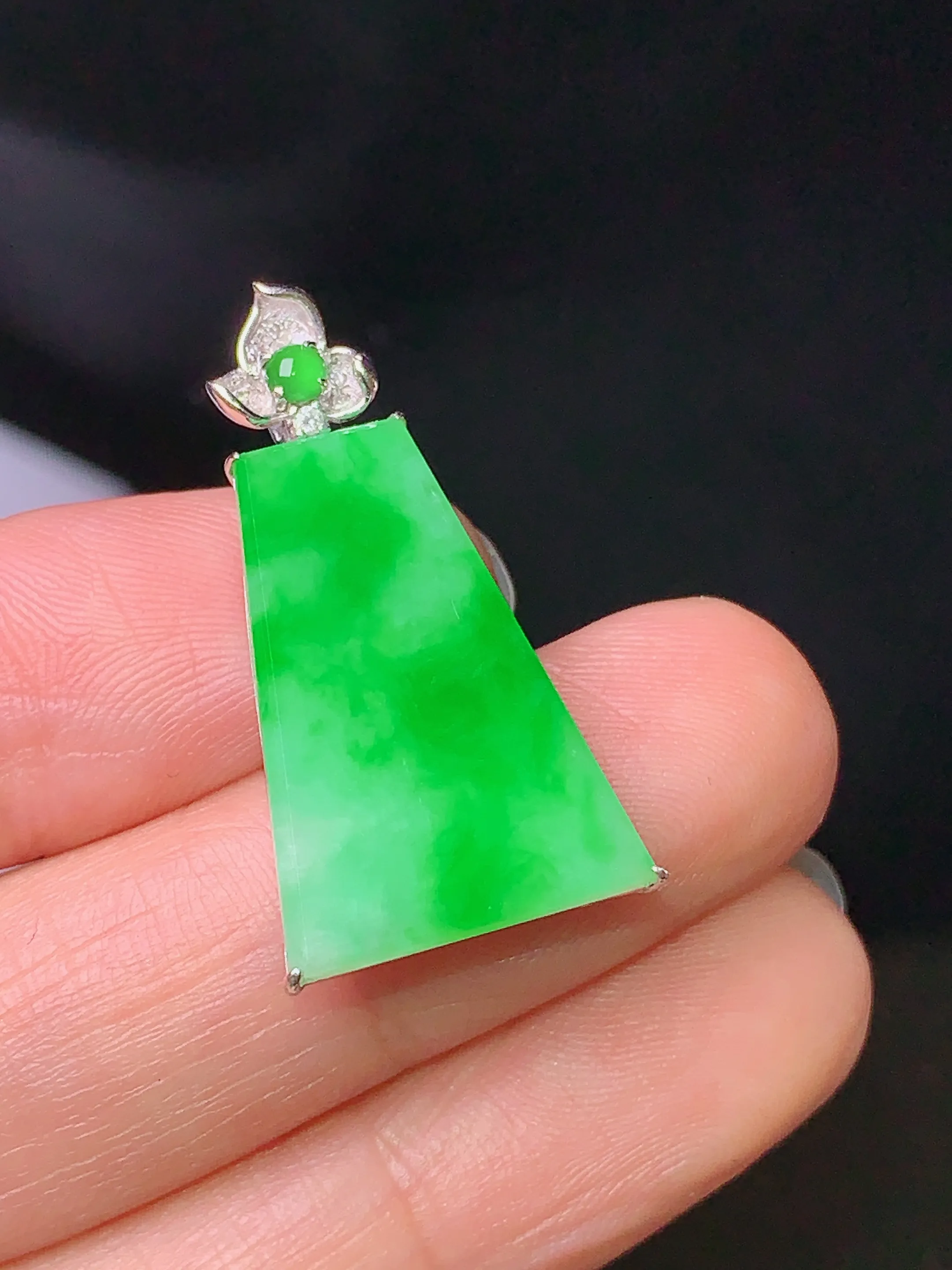 18k金钻镶嵌翠绿无事牌吊坠 玉质细腻 色泽清新艳丽 整体尺寸29*14.8*4.7