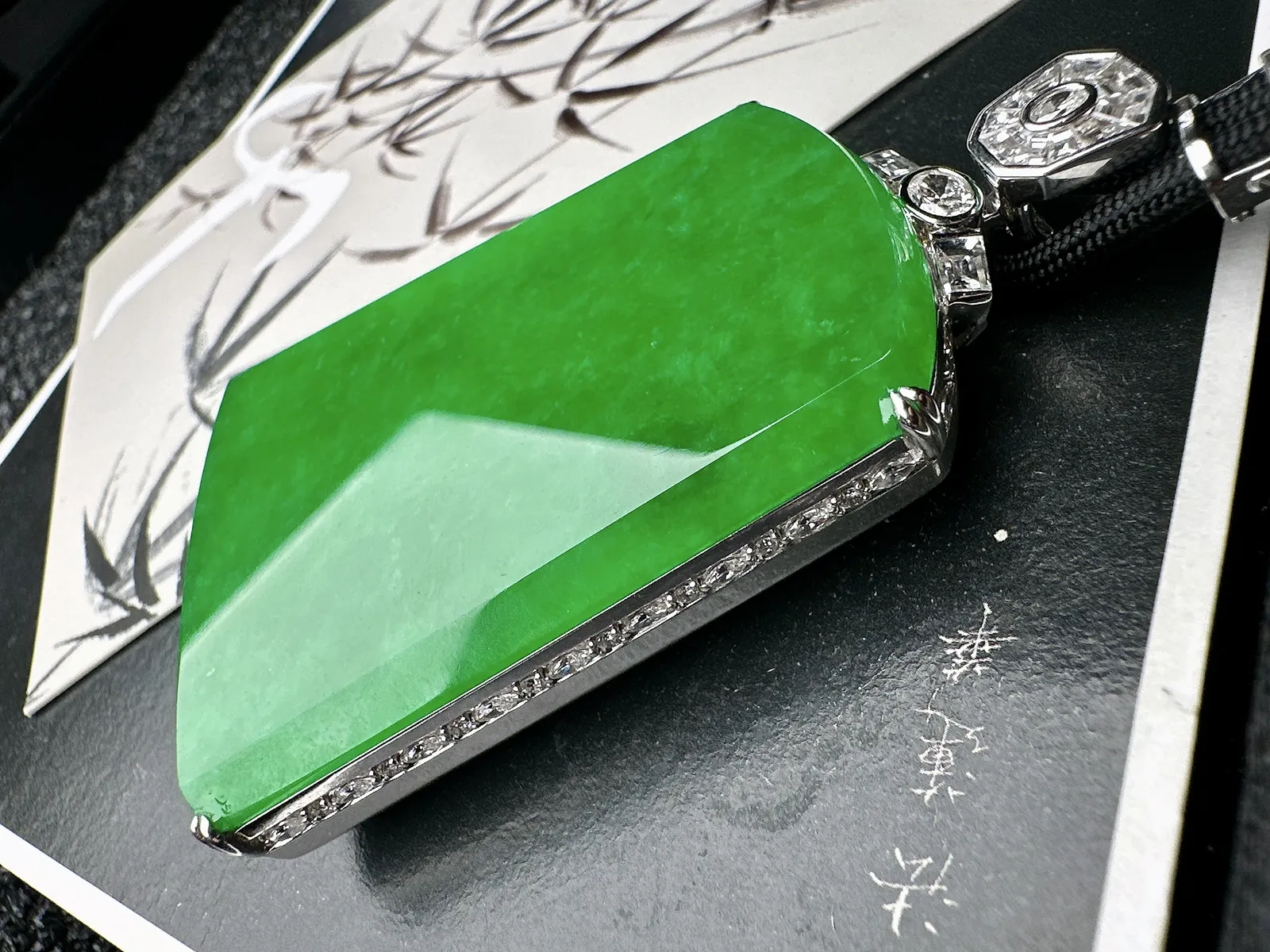 【冰种阳绿缅料大无事牌】珍藏级别，实物更漂亮，阳绿色泽。18k金钻镶嵌，裸石尺寸54.2*41.8*4.3毫米