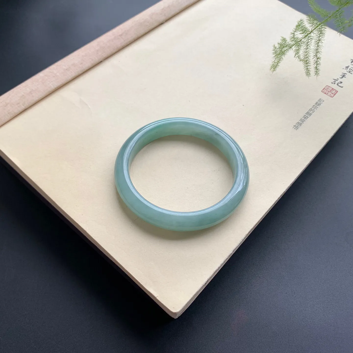 60.5圈口油绿正圈手镯 尺寸：60.5-11.3-9，无纹裂，细腻光滑，色泽均匀