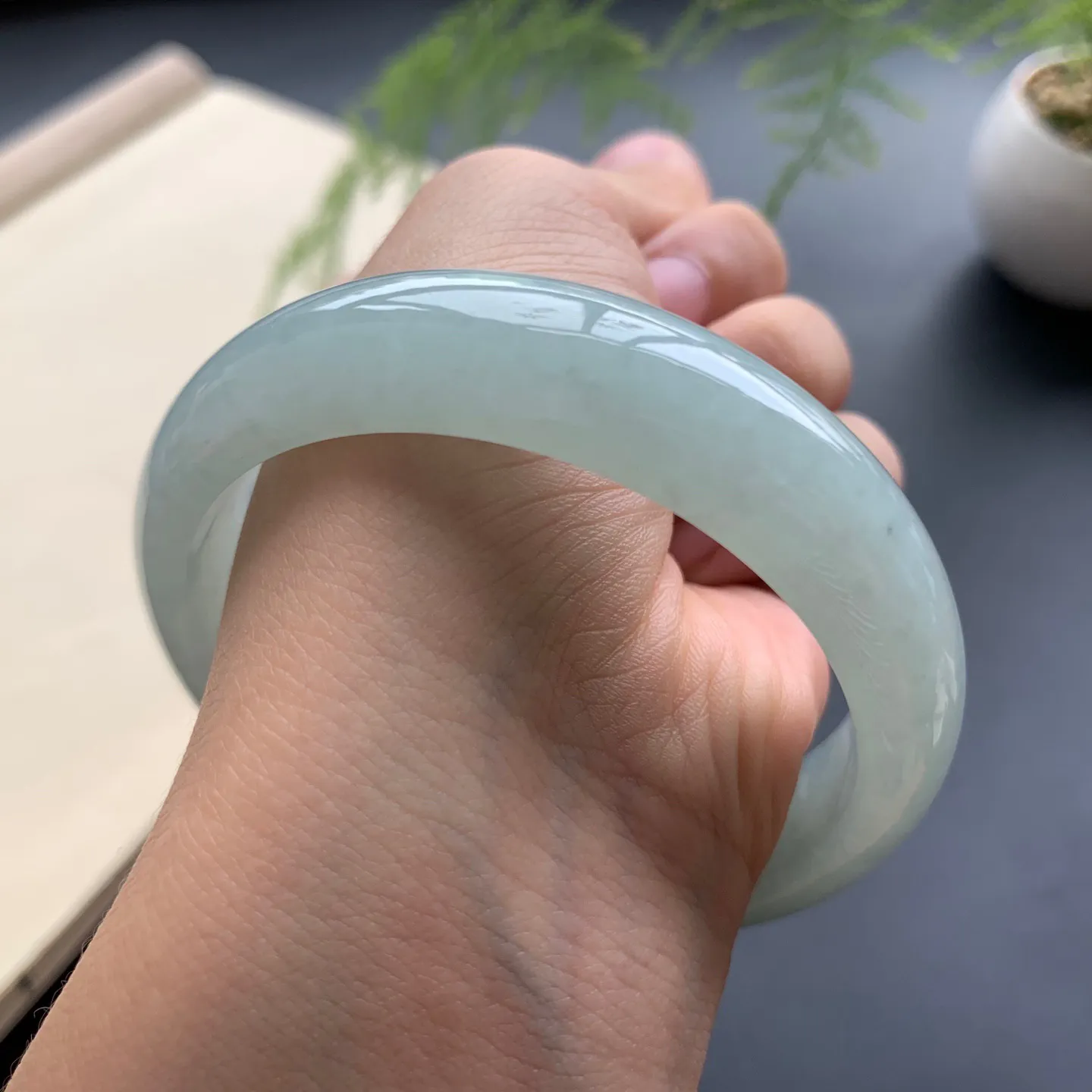 58.6圈口冰底色正圈手镯 尺寸：58.6-15-7.5，无纹裂，细腻起胶，宽版大气