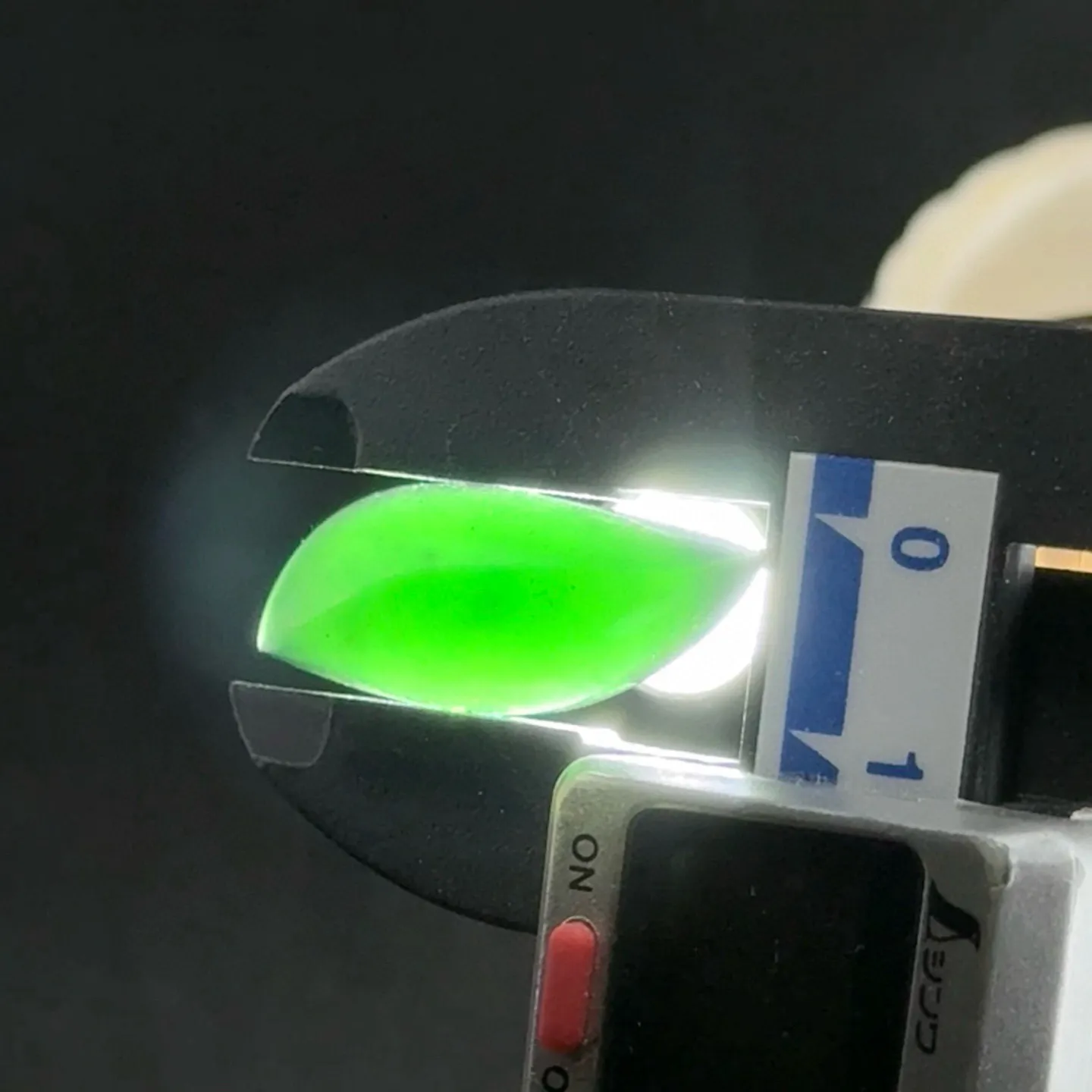 精品墨翠马眼裸石一枚 种好色正 黑度极好 打灯通透 油性十足 尺寸27.9