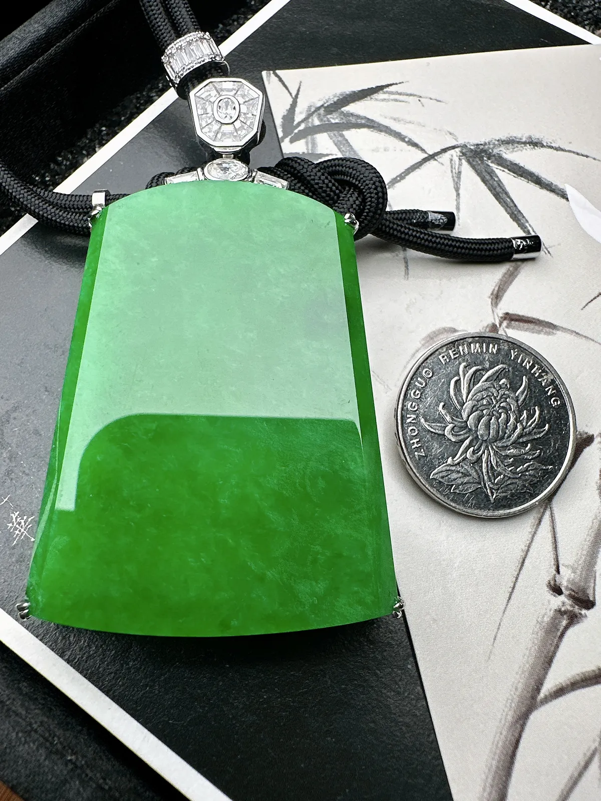 【冰种阳绿缅料大无事牌】珍藏级别，实物更漂亮，阳绿色泽。18k金钻镶嵌，裸石尺寸54.2*41.8*4.3毫米