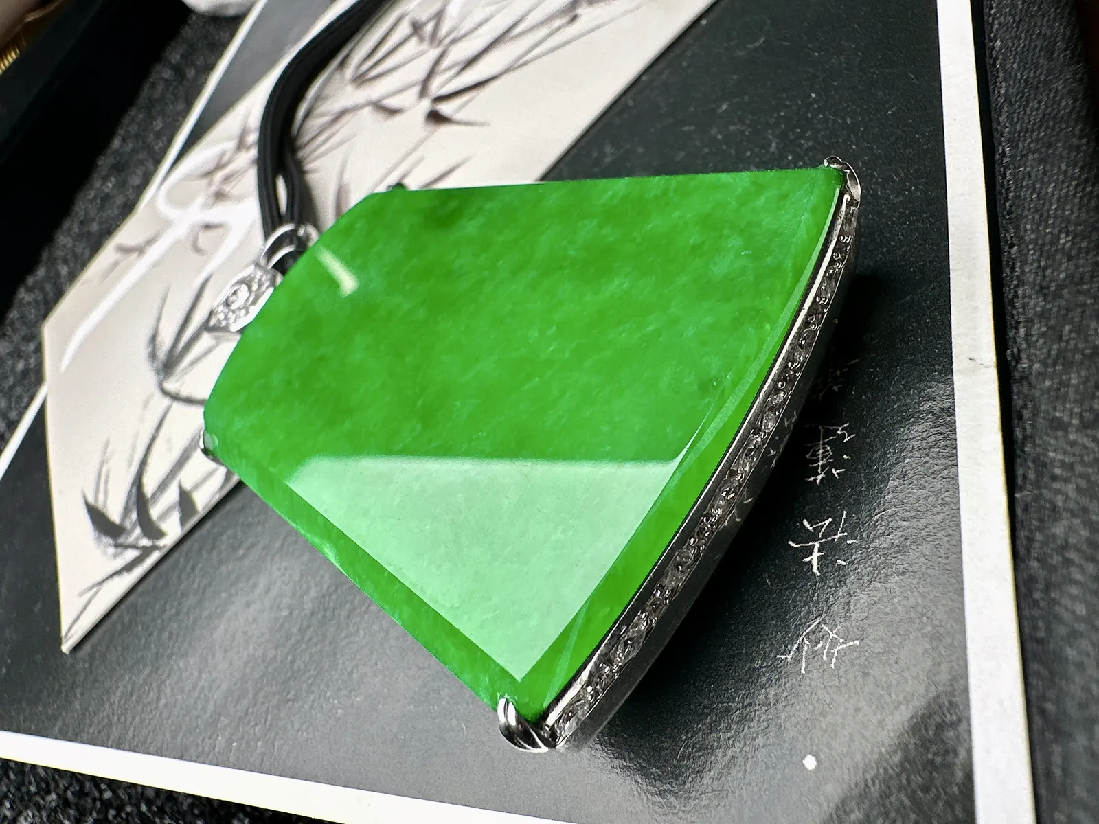【冰种阳绿缅料大无事牌】珍藏级别，实物更漂亮，阳绿色泽。18k金钻镶嵌，裸石尺寸54.2*41.8*4.3毫米