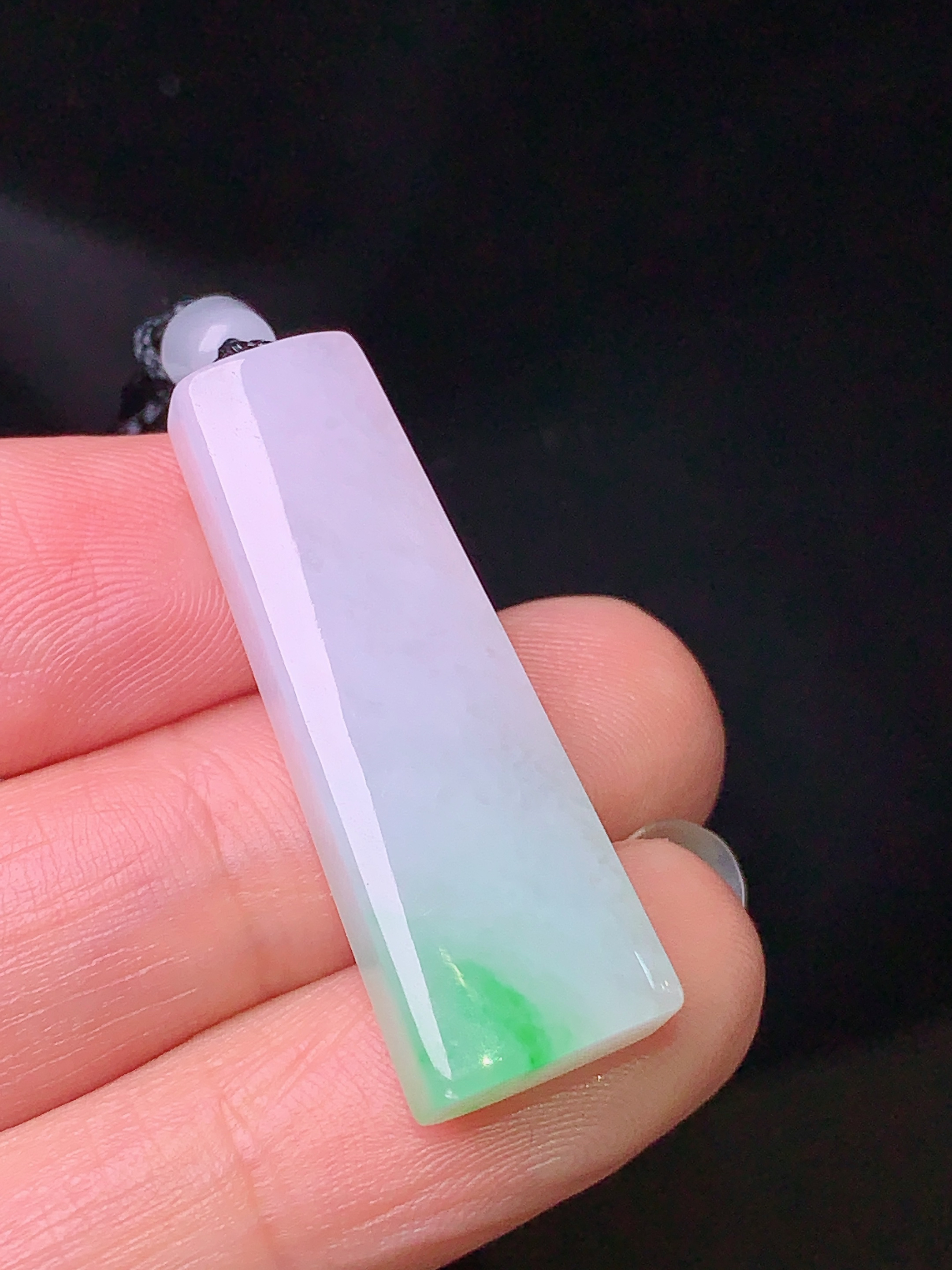 飘绿无事牌吊坠 玉质细腻 色泽清新艳丽 整体尺寸32.2*11*6.2