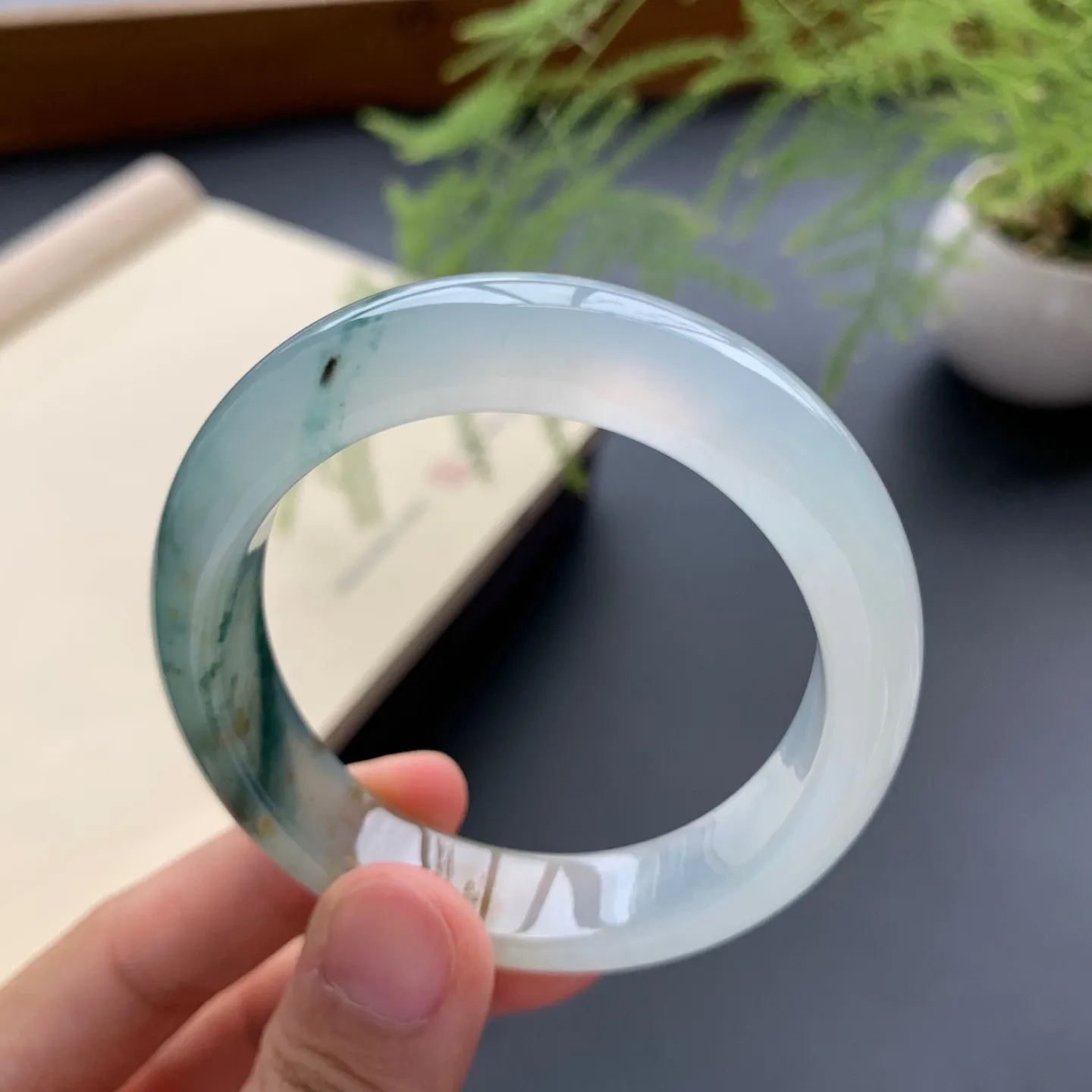 54.3圈口冰种飘花贵妃手镯 尺寸：54.3-46.8-11.5-7.5，无纹裂，水润起胶，花色浓郁