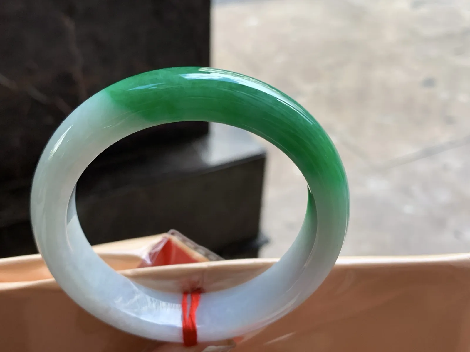 57.5-13.6-9

辣绿色手镯^_^颜色浓郁 细腻