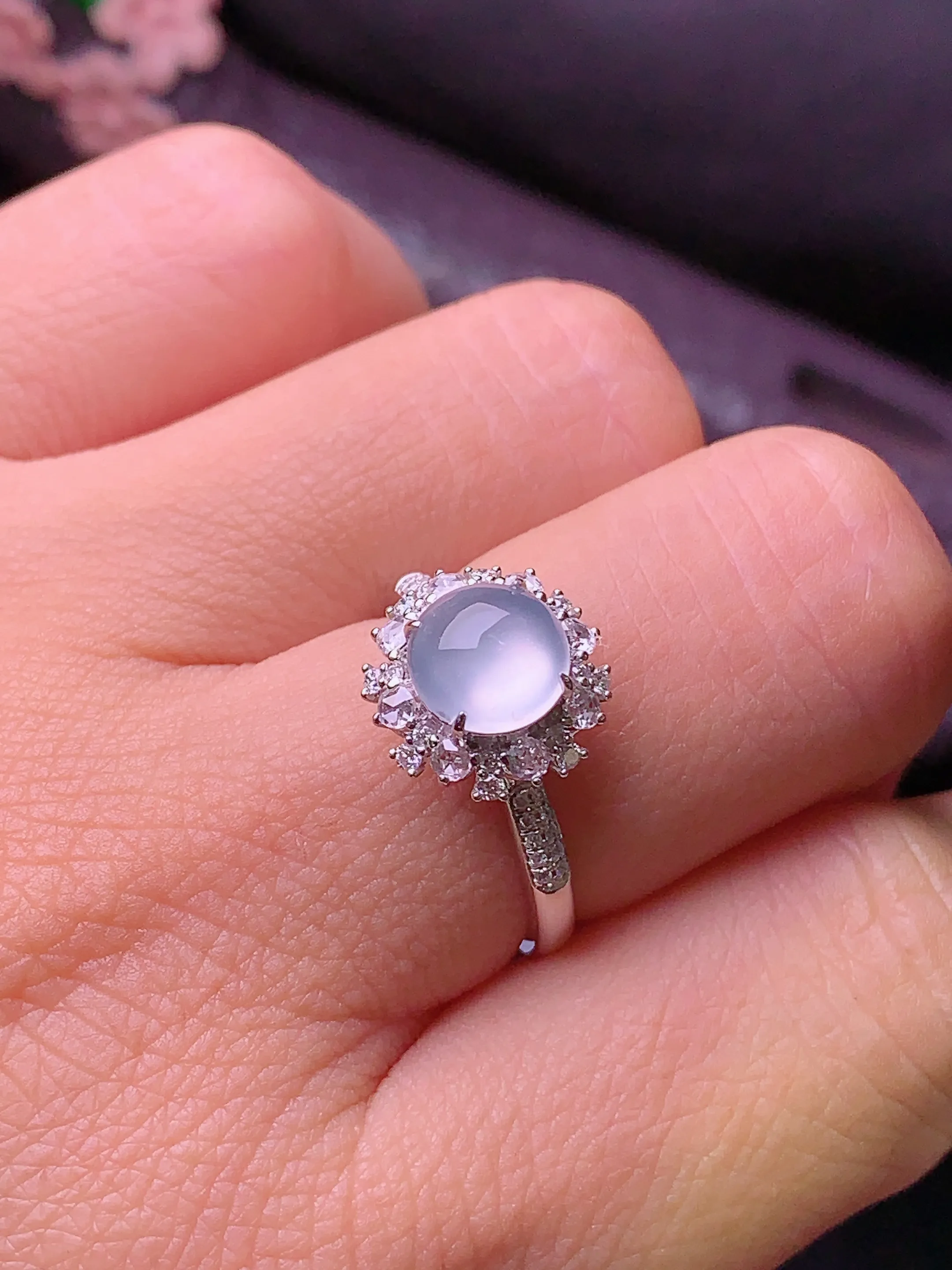 18k金钻镶嵌冰种蛋面戒指 玉质细腻 色泽清新艳丽 圈口13 整体尺寸11*8.8