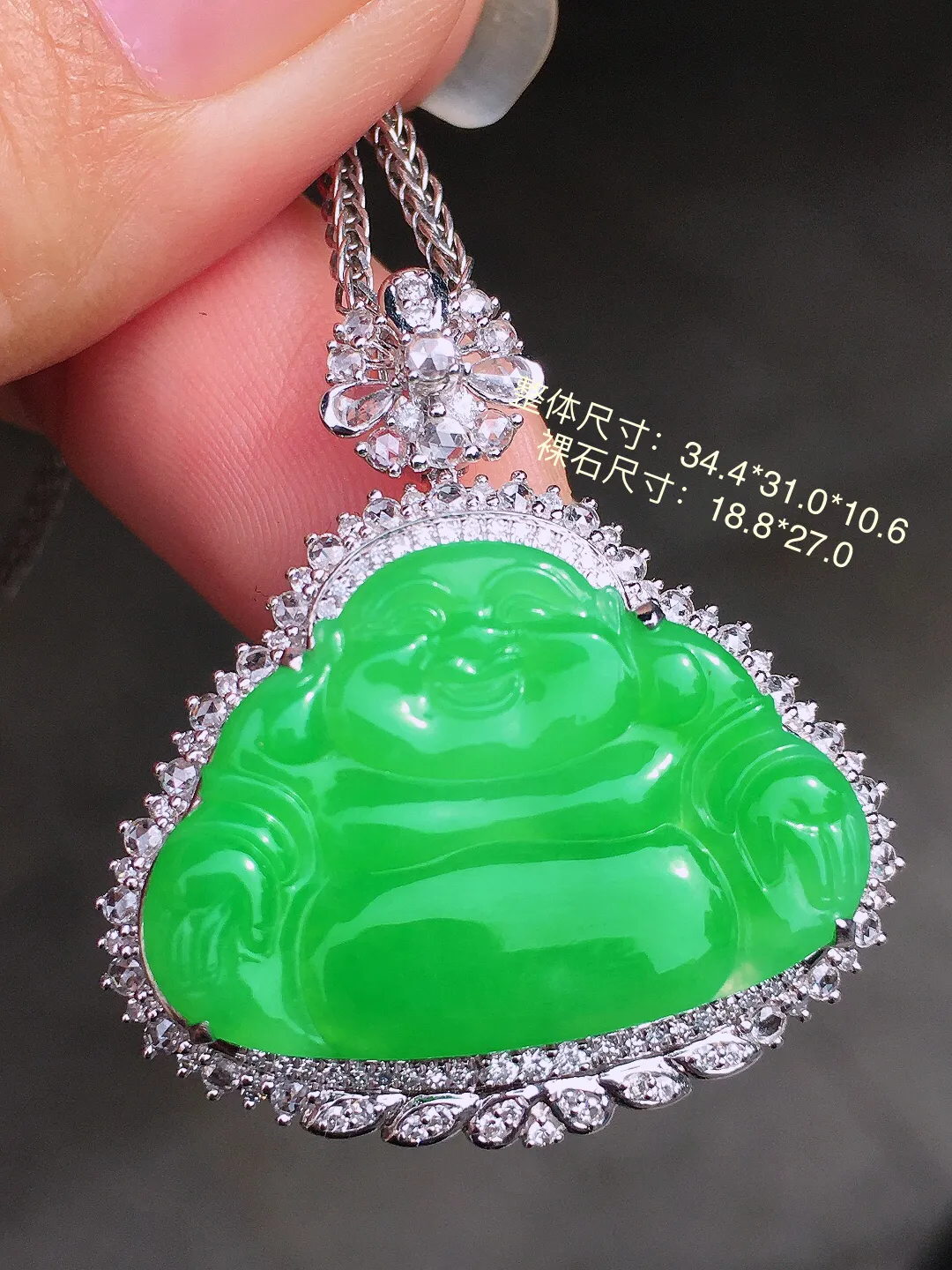 阳绿佛公吊坠，色泽均匀艳丽，玉质细腻，荧光感超
强，饱满圆润，尽显优雅气质，18k
金豪华镶嵌