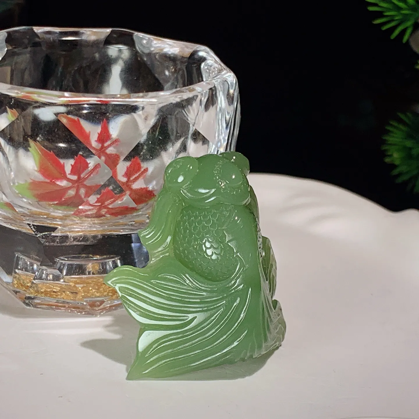 和田玉阳绿俄罗斯碧玉金玉满堂金鱼挂件。尺寸39/37/14重25克。玉质细腻油润。手推出油。佩戴高端典雅。lt251031