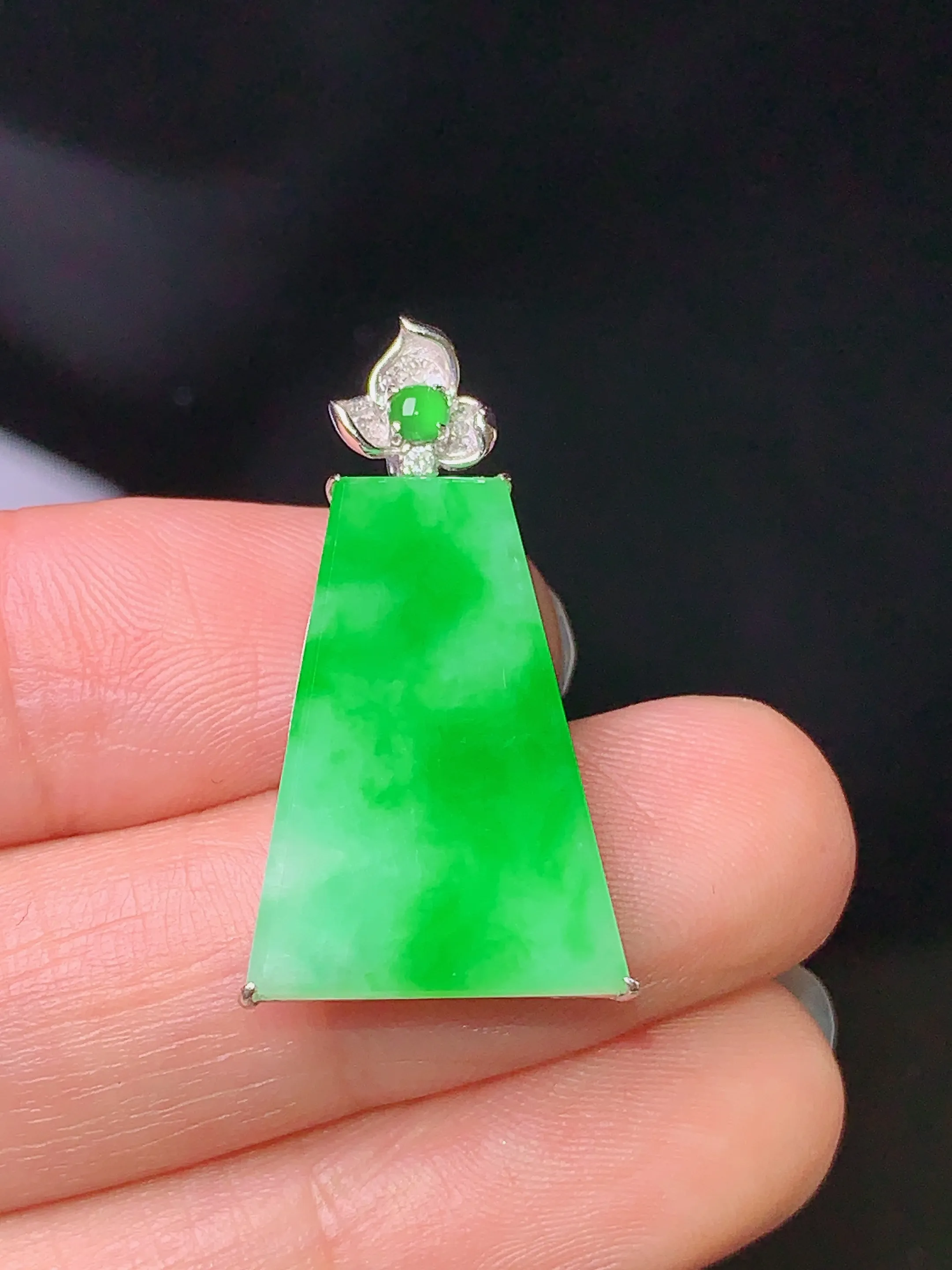 18k金钻镶嵌翠绿无事牌吊坠 玉质细腻 色泽清新艳丽 整体尺寸29*14.8*4.7