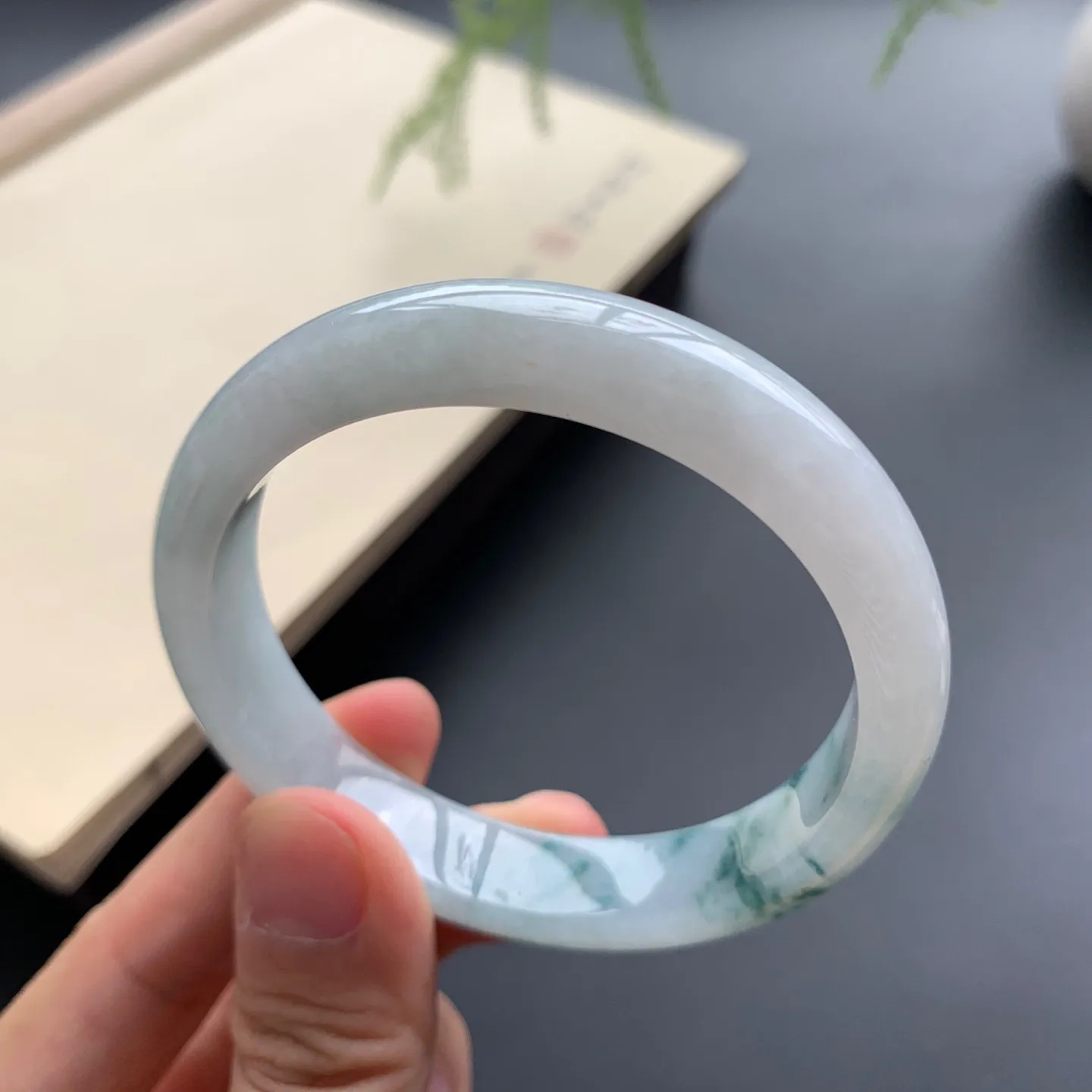 52圈口飘花正圈手镯 尺寸：52-11.3-7，无纹裂，细腻光滑，花色飘逸