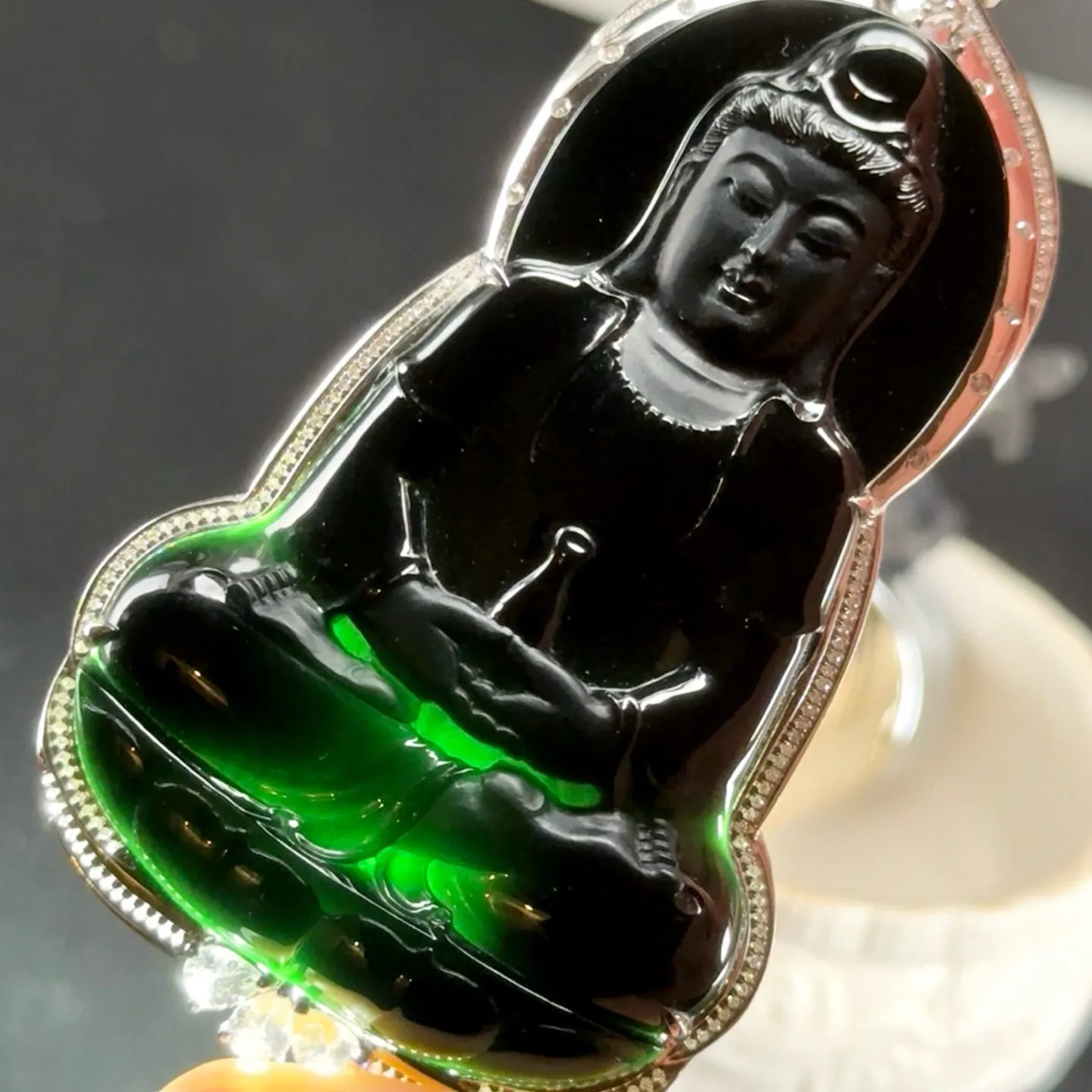 精品墨翠大观音 种好色正 黑度极好 打灯通透 油性十足