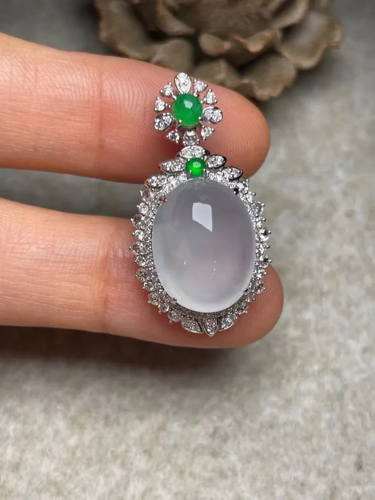 冰种鸽子蛋吊坠、真金真钻镶嵌，种水好，玉质细腻 .裸石尺寸 13.9*13.1