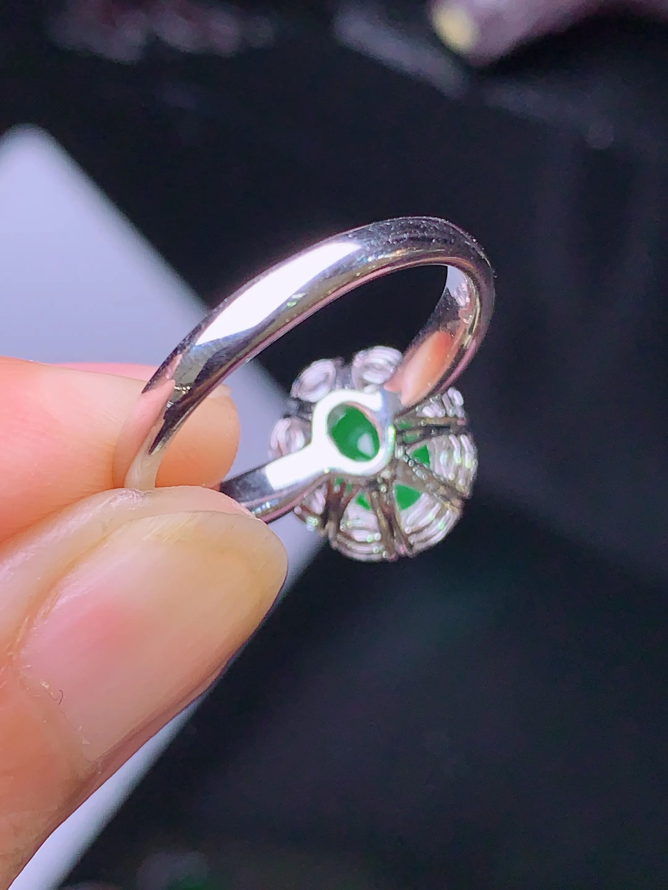 18k金钻镶嵌满绿蛋面吊坠 玉质细腻 色泽清新艳丽 圈口14 整体尺寸11.7*10.5*9.2