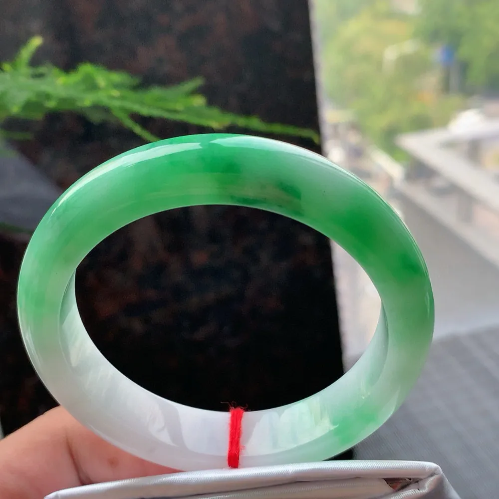 正圈冰糯阳绿 无瑕 尺寸:56.4/12.7/8.4 色阳