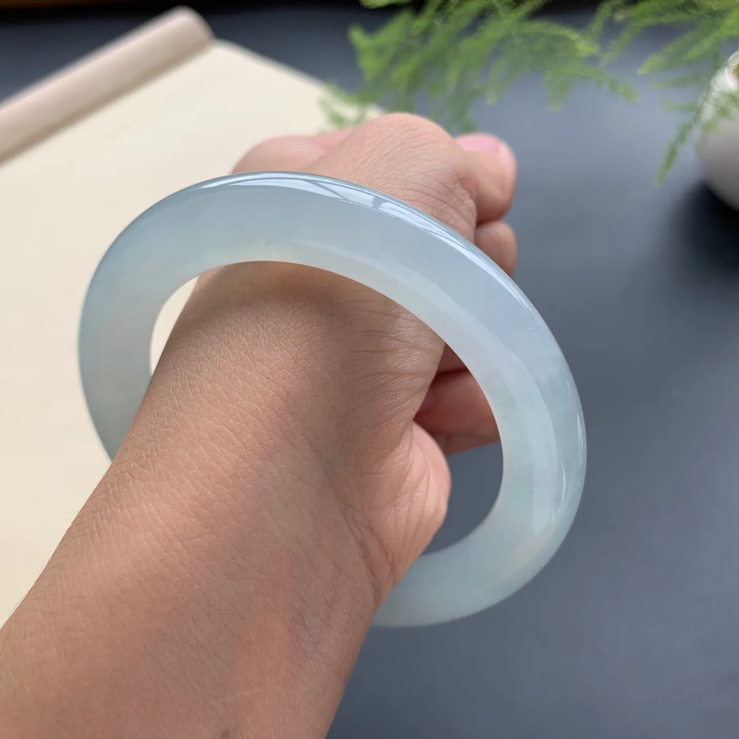 57圈口冰晴底圆条手镯 尺寸：57-11，水润起胶，色泽亮丽