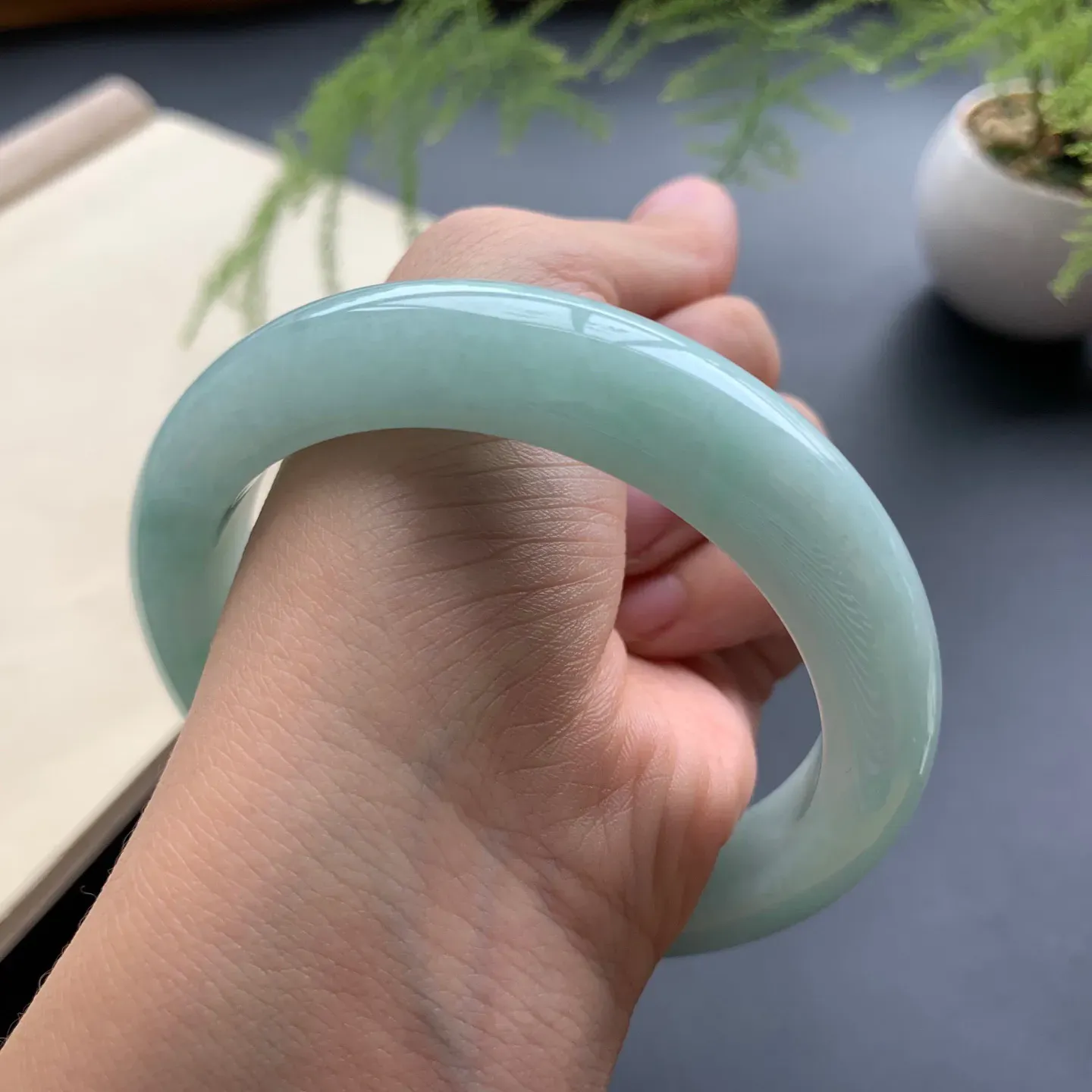 61.8圈口满色正圈手镯 尺寸：61.8-13-10，无纹裂，色泽靓丽，版型厚装