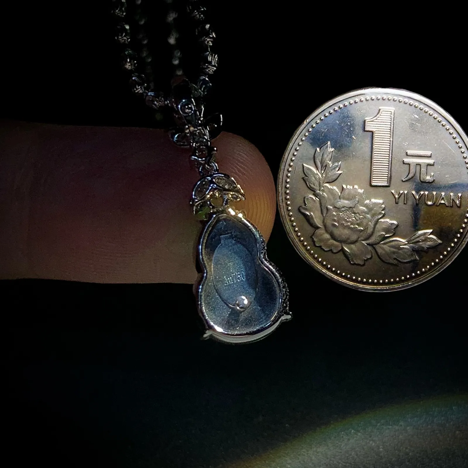 【福禄】，绿葫芦，
裸石12-8.5-5mm，整体25.2-8.5-6.5mm，
18K金，南非钻，不配链子