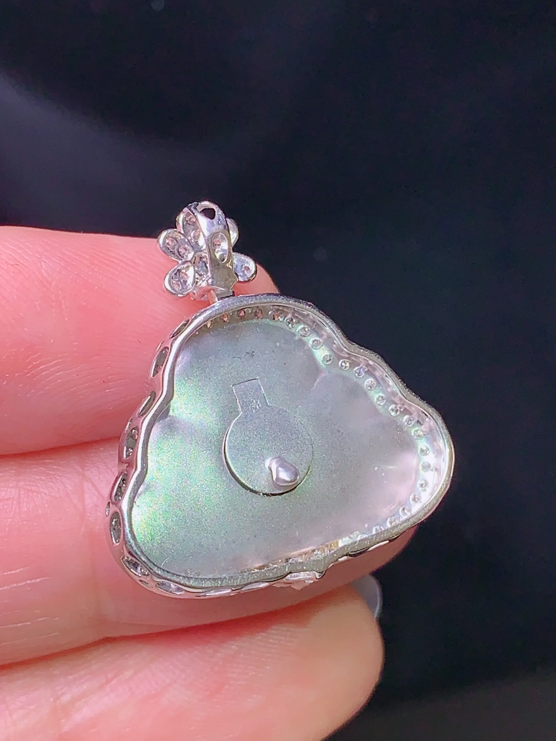 18k金钻镶嵌飘绿佛公吊坠 玉质细腻 色泽清新艳丽 整体尺寸25.3*23*8.5