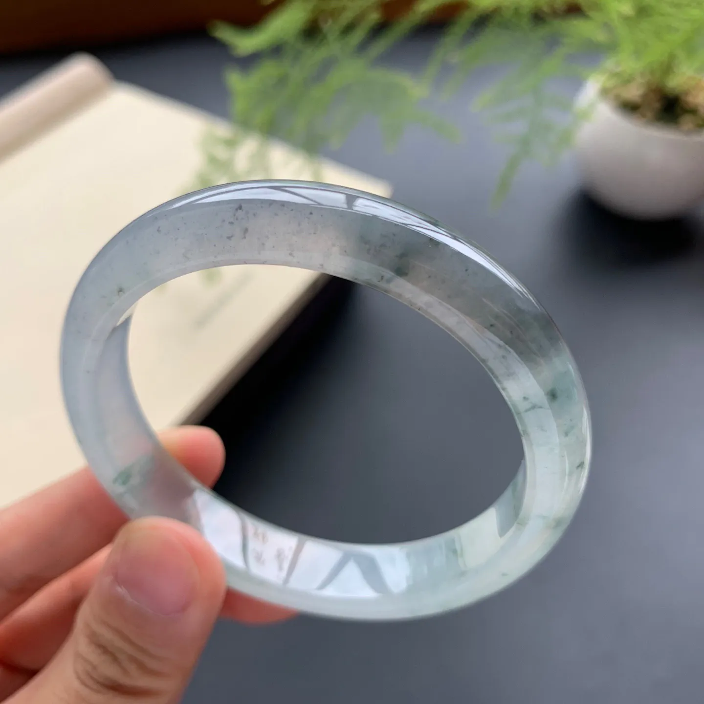 53.5圈口冰种飘花带乌鸡正圈手镯 尺寸：53.5-11.6-7.2，水润透亮，胶感十足