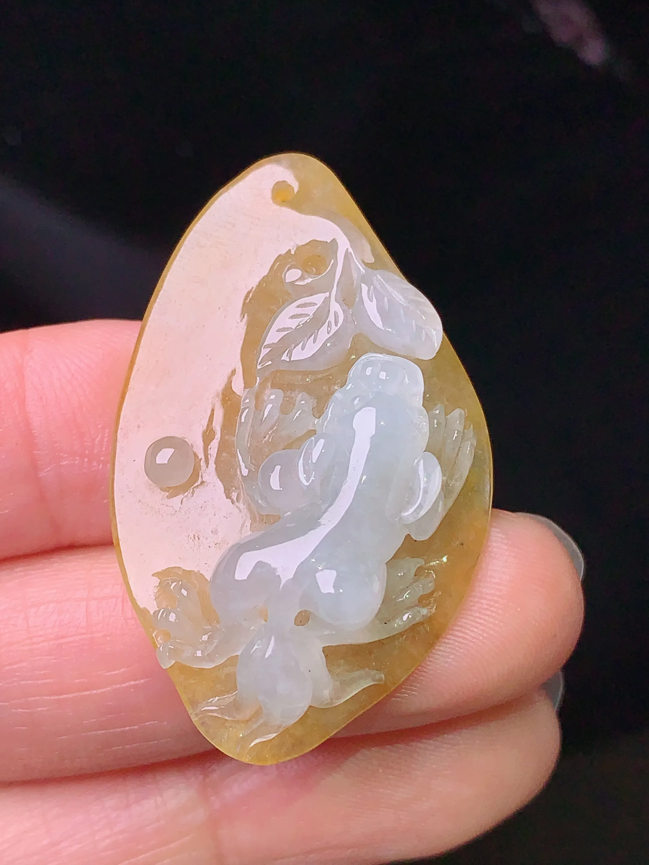 黄翡一叶成龙吊坠 玉质细腻 色泽清新艳丽 整体尺寸38.5*23.5*9