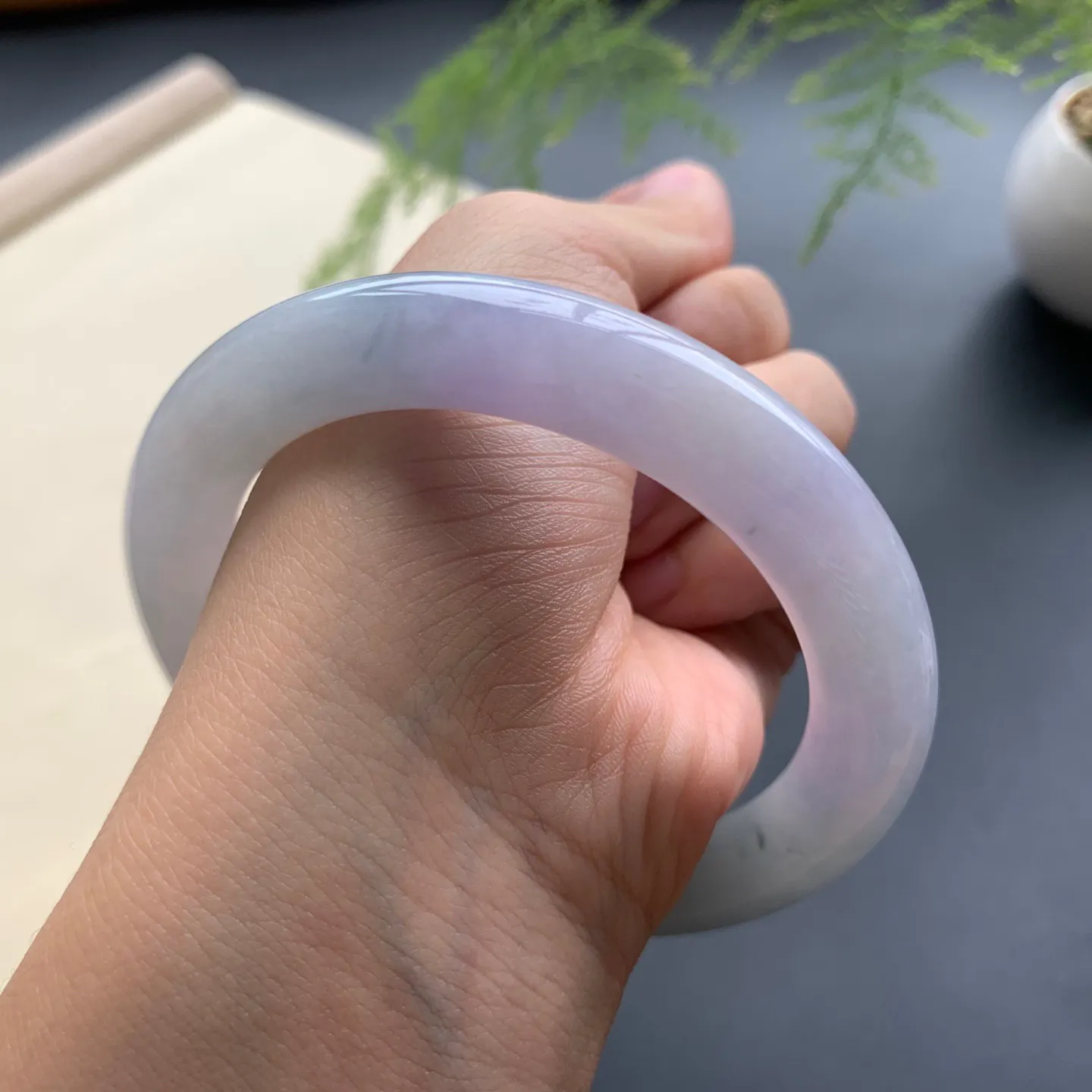 58圈口飘花圆条手镯 尺寸：58-11-10.8，细腻光滑，花色飘逸