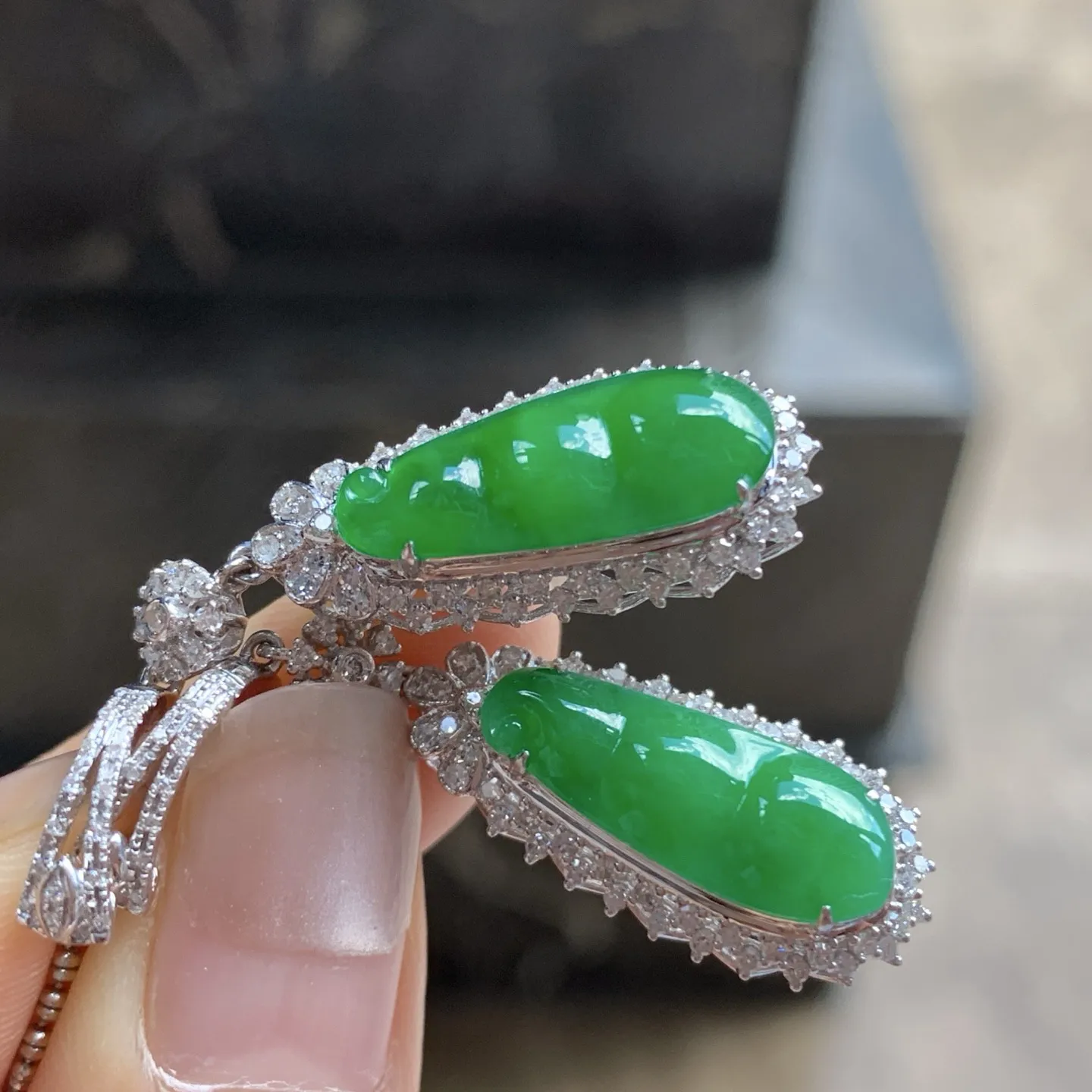 金钻镶嵌辣绿色豆子耳环^_^颜色浓郁 鲜艳