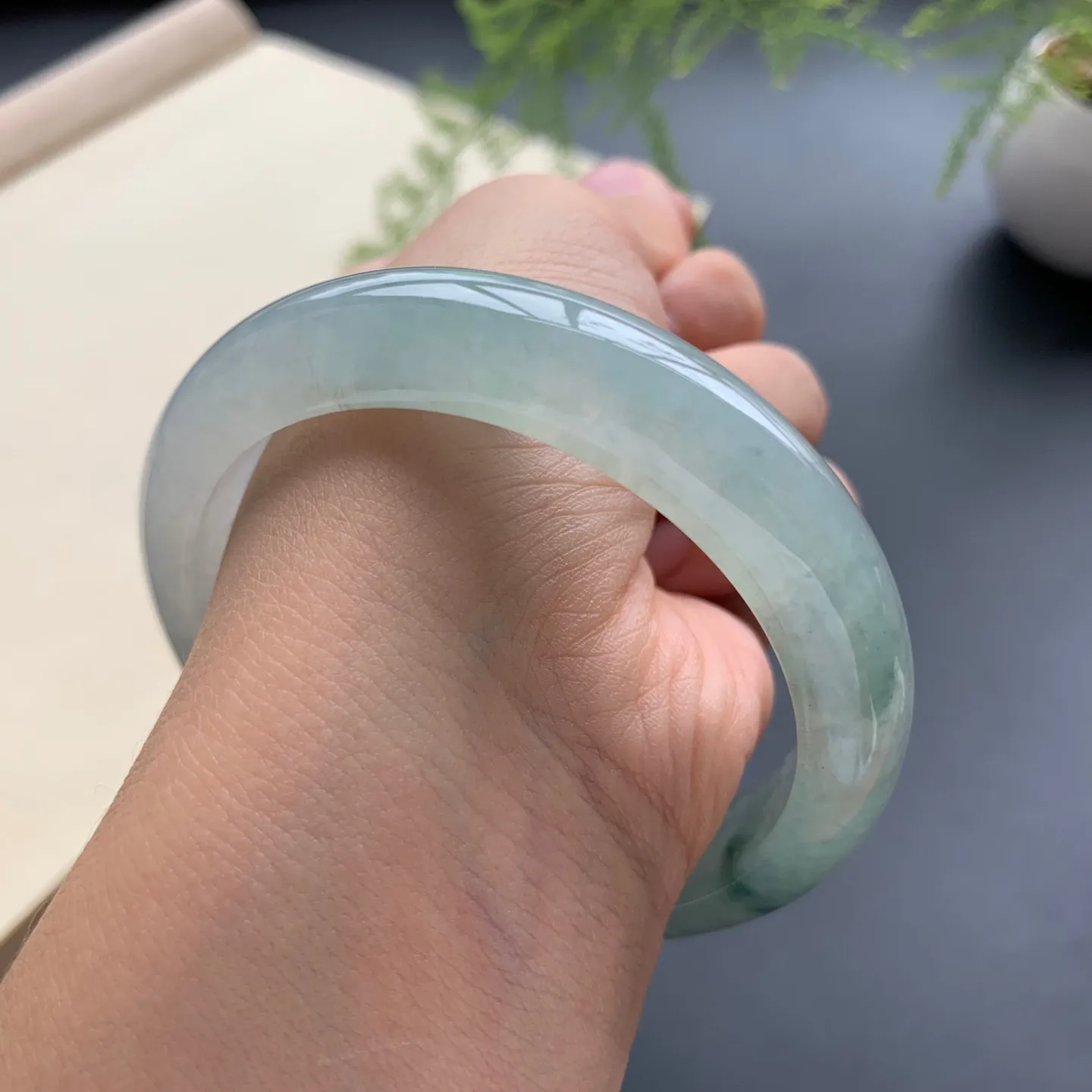 56.8圈口冰种飘花正圈手镯 尺寸：56.8-12.5-8，无纹裂，水润起胶，细腻光滑