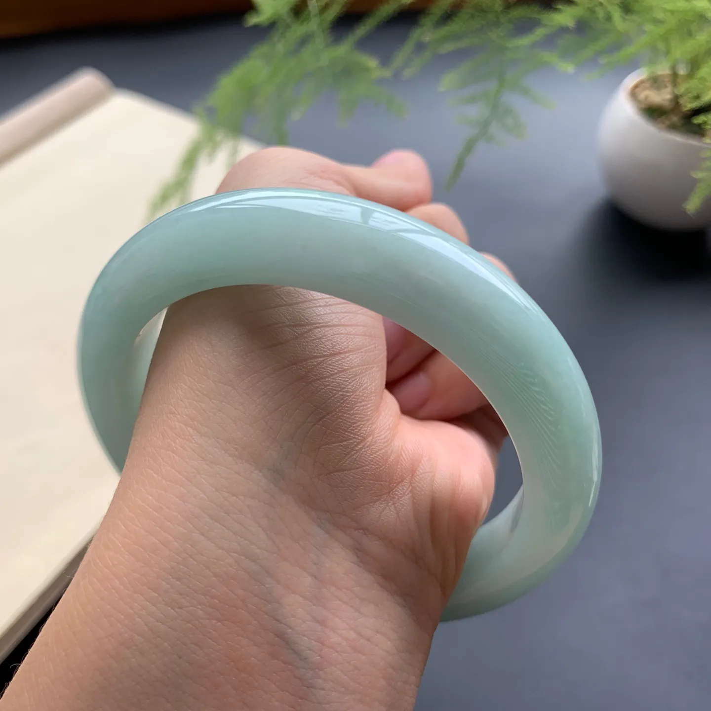 61.8圈口满色正圈手镯 尺寸：61.8-13-10，无纹裂，色泽靓丽，版型厚装