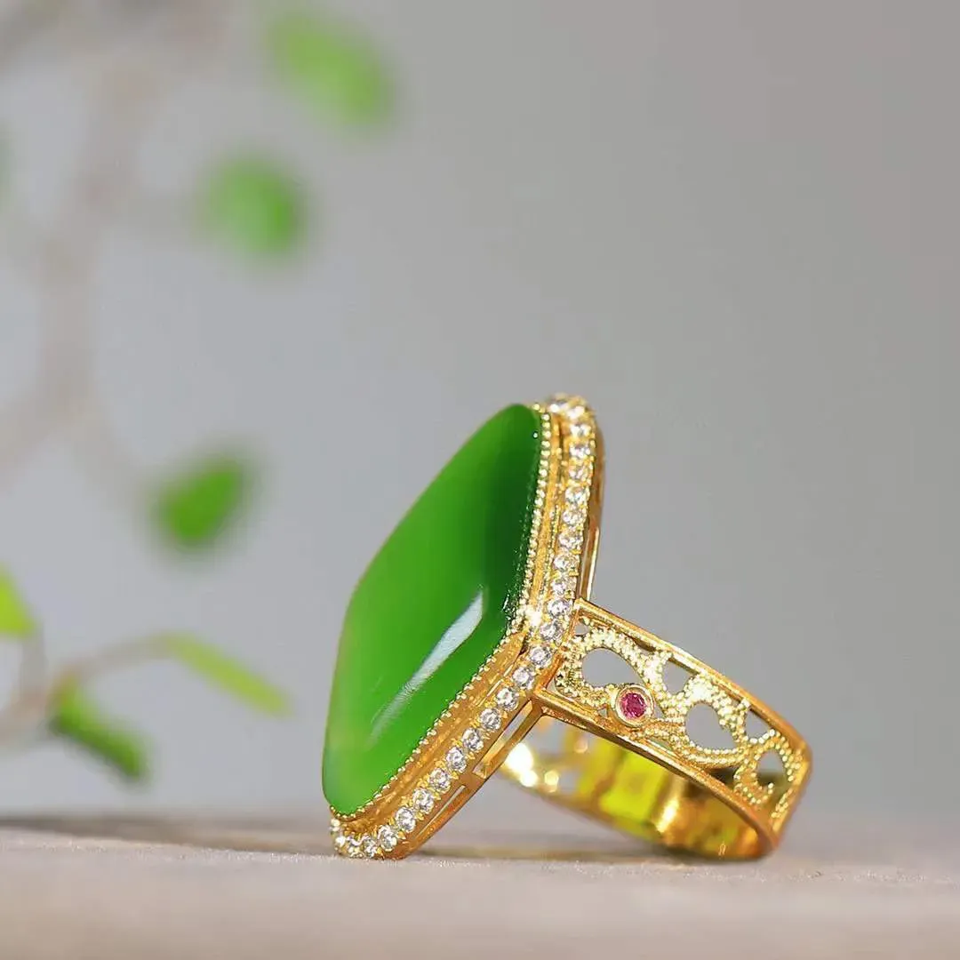 （春日暖阳.18k戒指）

精品和田玉碧玉猫眼18K金镶玉戒指上手婉约动人蛋面饱满水润，颜色浓绿鲜艳，青翠怡人，18k金钻石 镶嵌，古典大气～
重3.8克  尺寸17-21.3-11.5mm   48462959yy