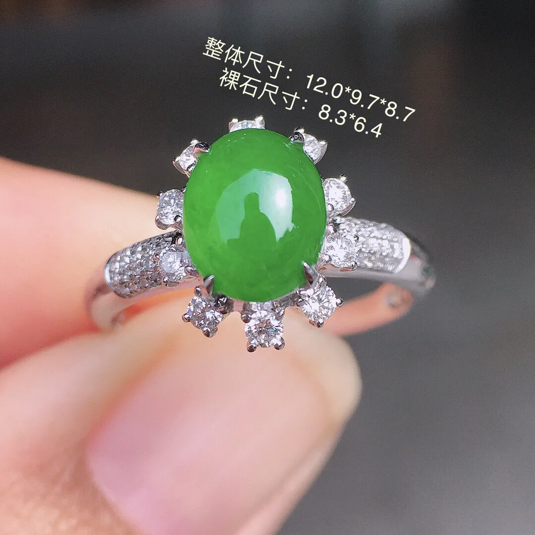 阳绿蛋面戒指，色泽均匀艳丽，玉质细腻，荧光感超
强，饱满圆润，尽显优雅气质，18k
金豪华镶嵌