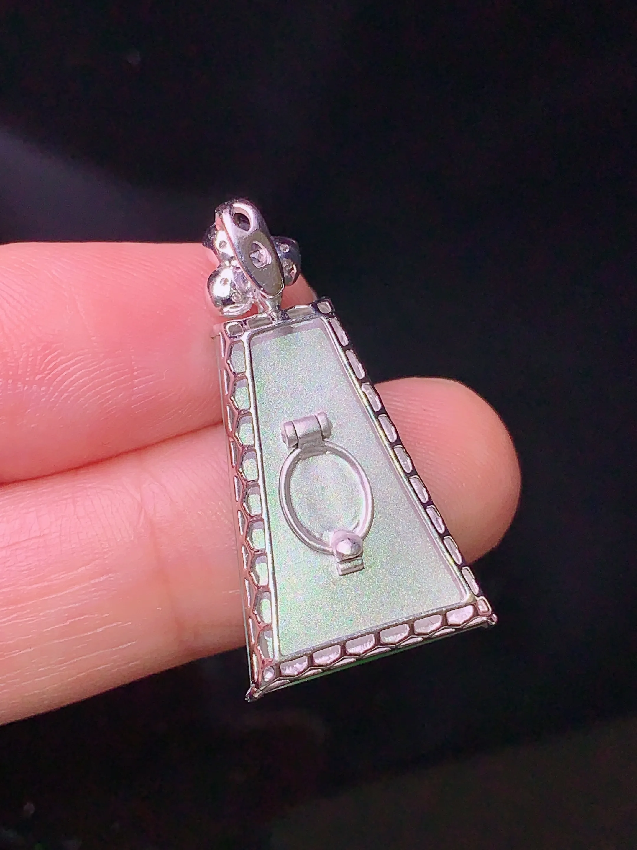 18k金钻镶嵌翠绿无事牌吊坠 玉质细腻 色泽清新艳丽 整体尺寸29*14.8*4.7