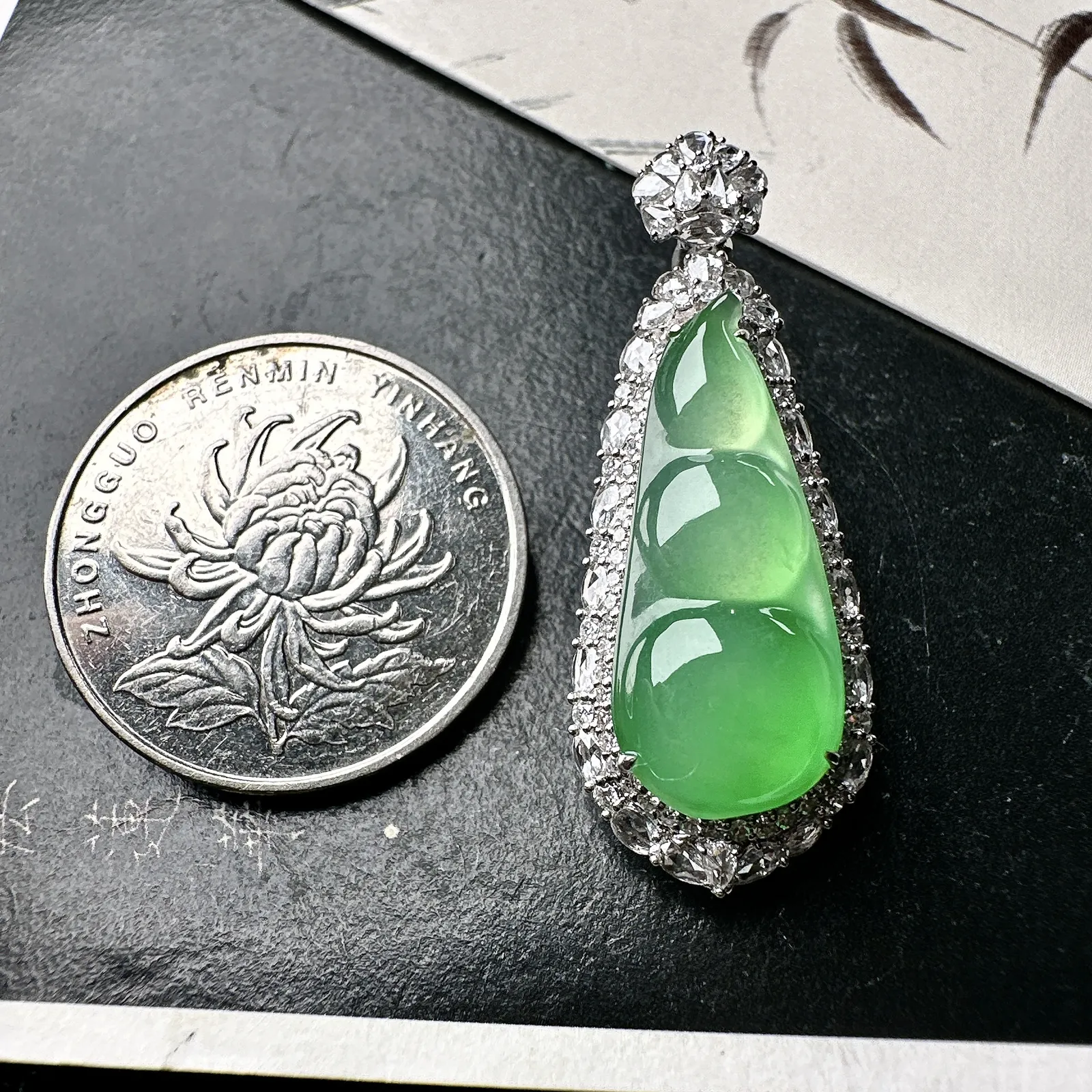 【冰种满绿福豆吊坠】种地上乘，冰感十足，通透起光，饱满圆润，18k金钻镶嵌，裸石尺寸23.7*10*4毫米。