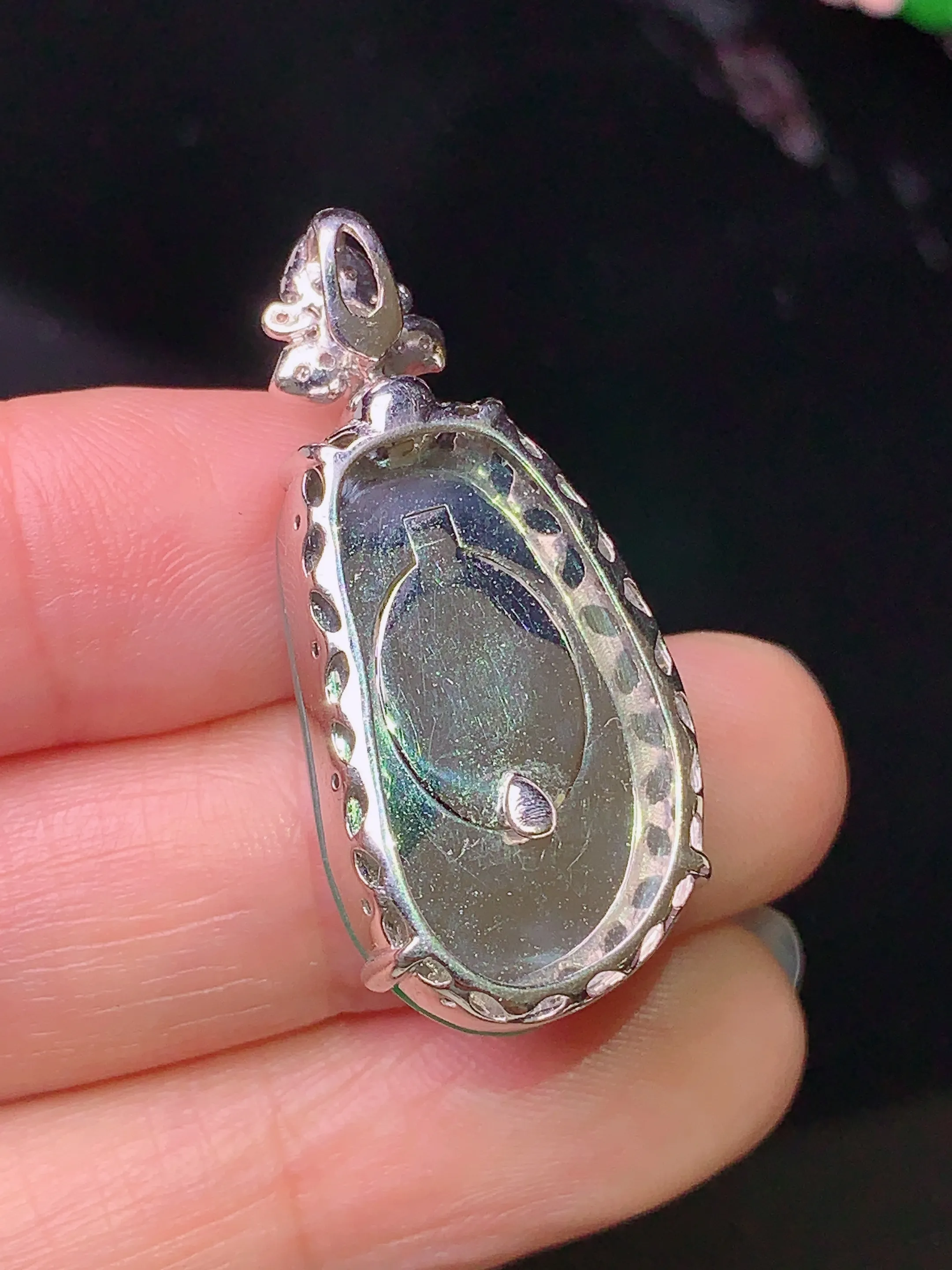 18k金钻镶嵌翠绿福瓜吊坠 玉质细腻 色泽清新艳丽 整体尺寸33.6*15.3*8.5