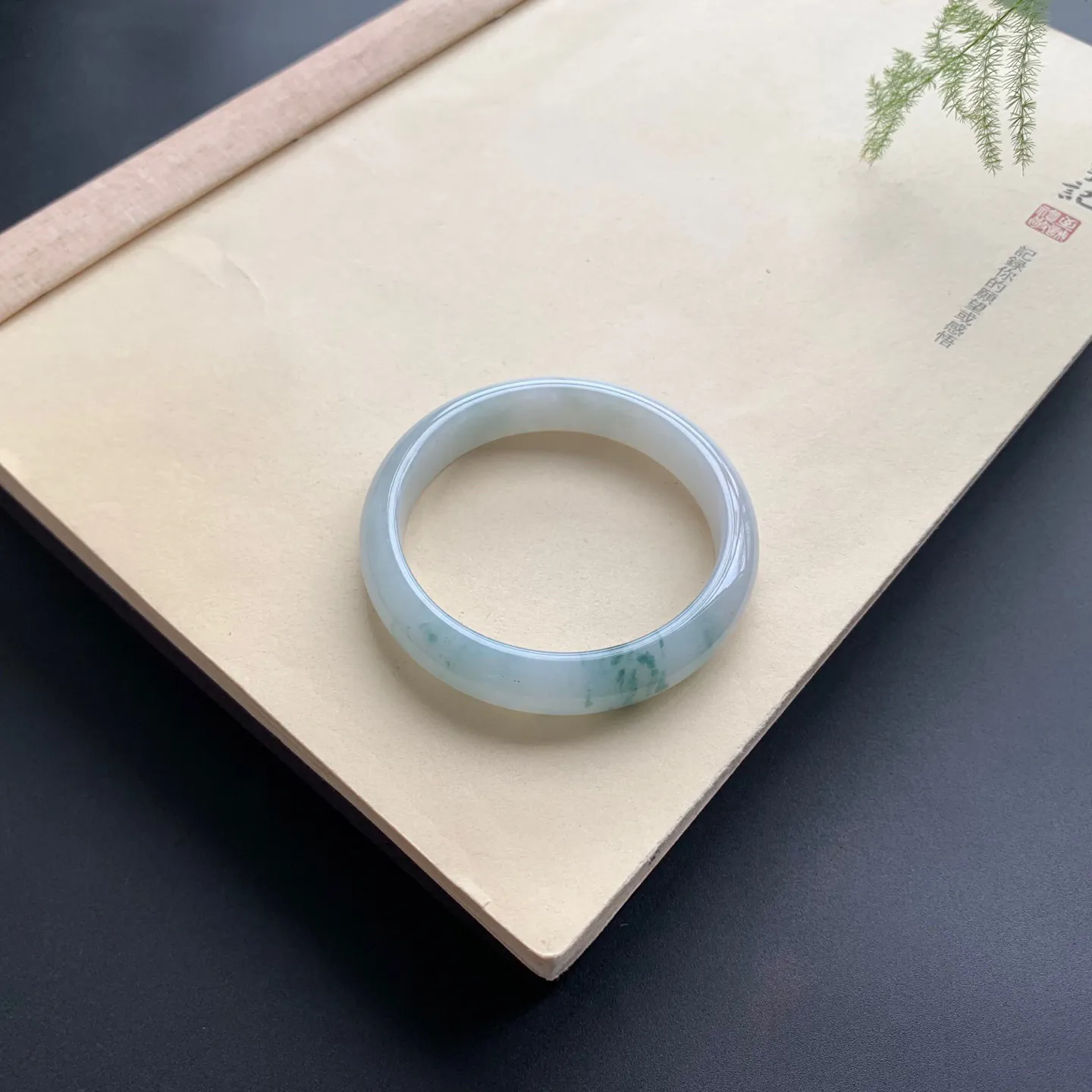 52圈口飘花正圈手镯 尺寸：52-11.3-7，无纹裂，细腻光滑，花色飘逸