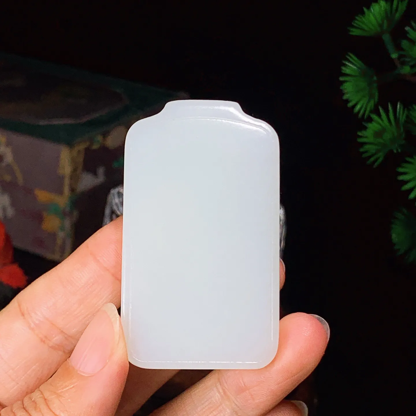 和田玉羊脂白平安无事牌子挂件。尺寸59/34/9重50.5克。玉质细腻油润。手推出油。佩戴高端典雅。lt251031