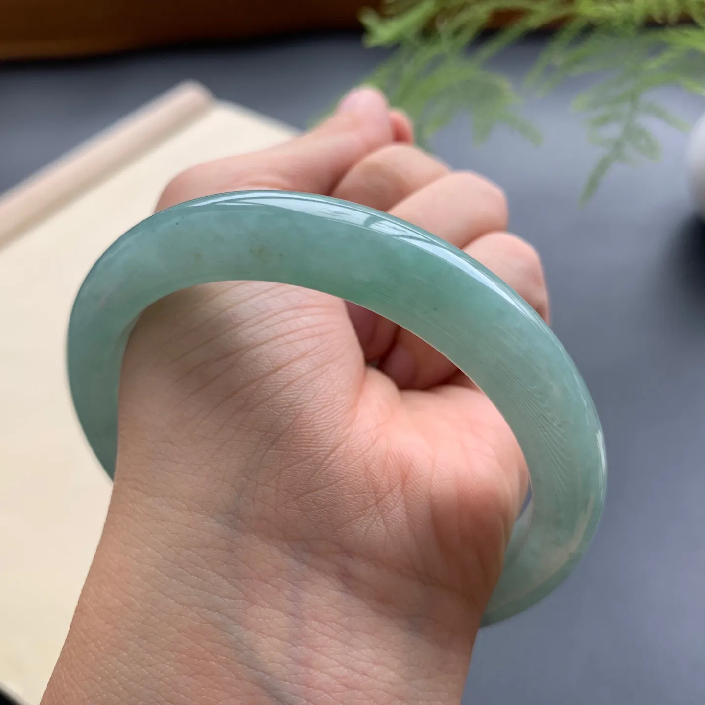 60.5圈口油绿正圈手镯 尺寸：60.5-11.3-9，无纹裂，细腻光滑，色泽均匀
