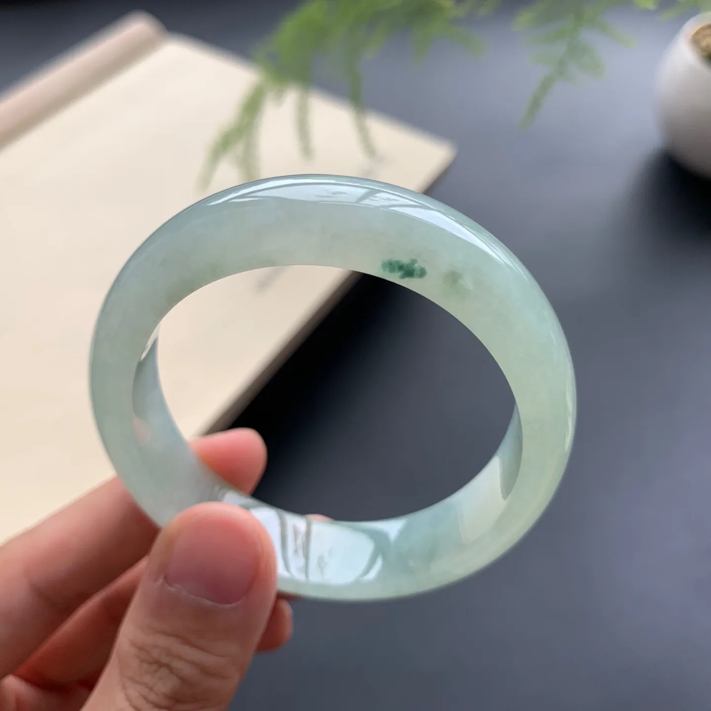 54.5圈口底色飘花贵妃手镯 尺寸：54.5-48-12.8-6.6，无纹裂，水润起胶，色泽亮丽