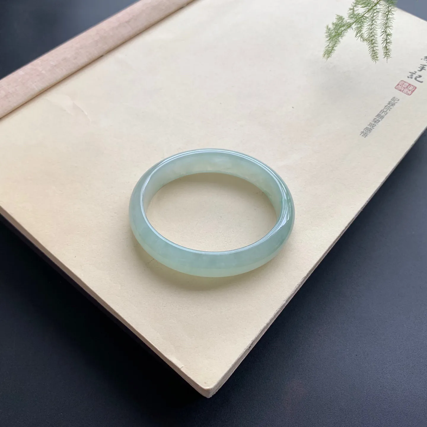 54.5圈口底色飘花贵妃手镯 尺寸：54.5-48-12.8-6.6，无纹裂，水润起胶，色泽亮丽