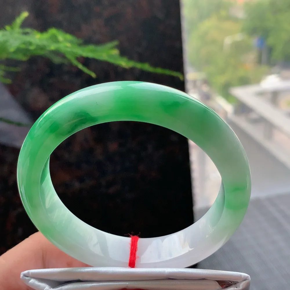 正圈冰糯阳绿 无瑕 尺寸:56.4/12.7/8.4 色阳