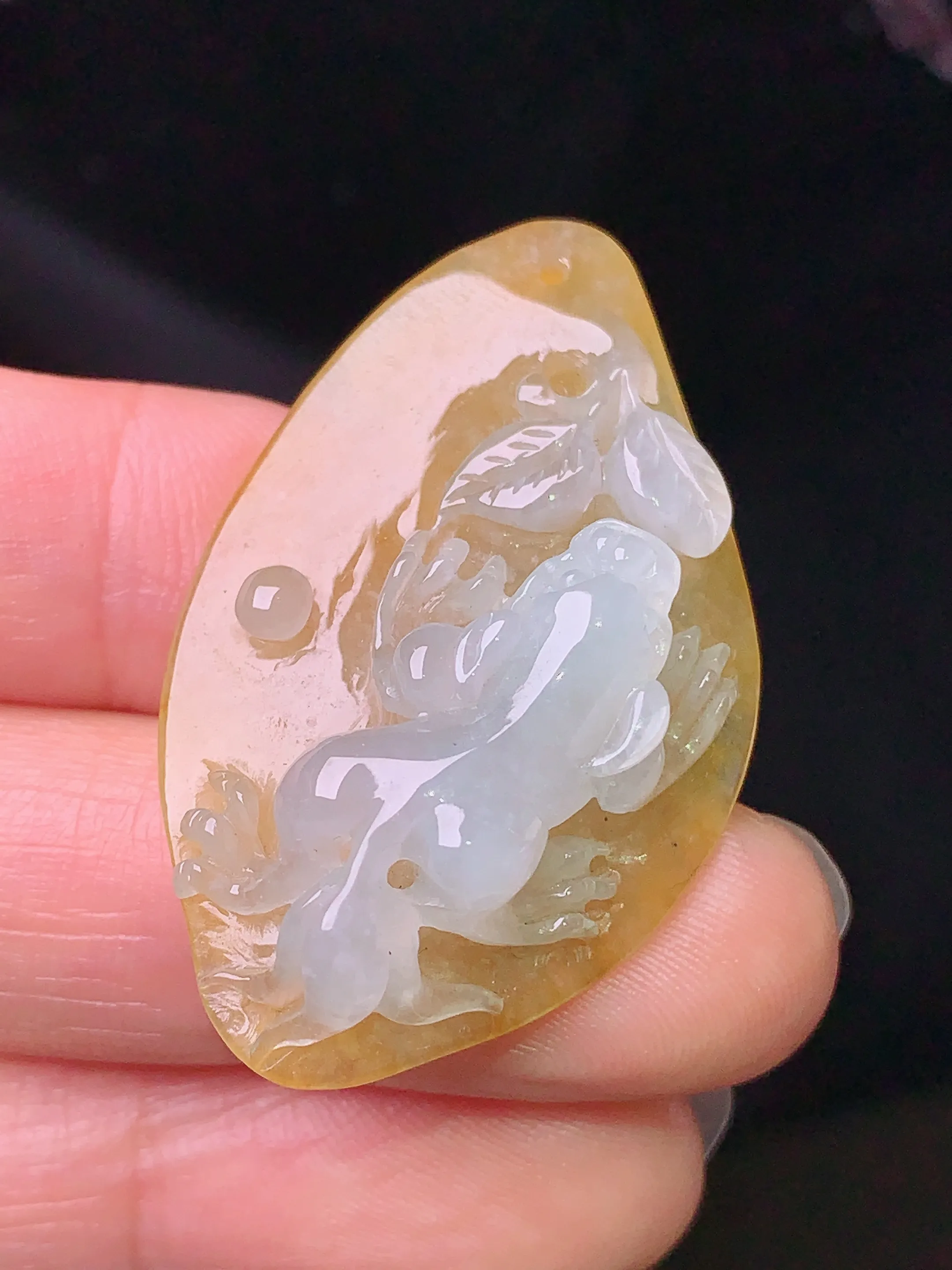 黄翡一叶成龙吊坠 玉质细腻 色泽清新艳丽 整体尺寸38.5*23.5*9