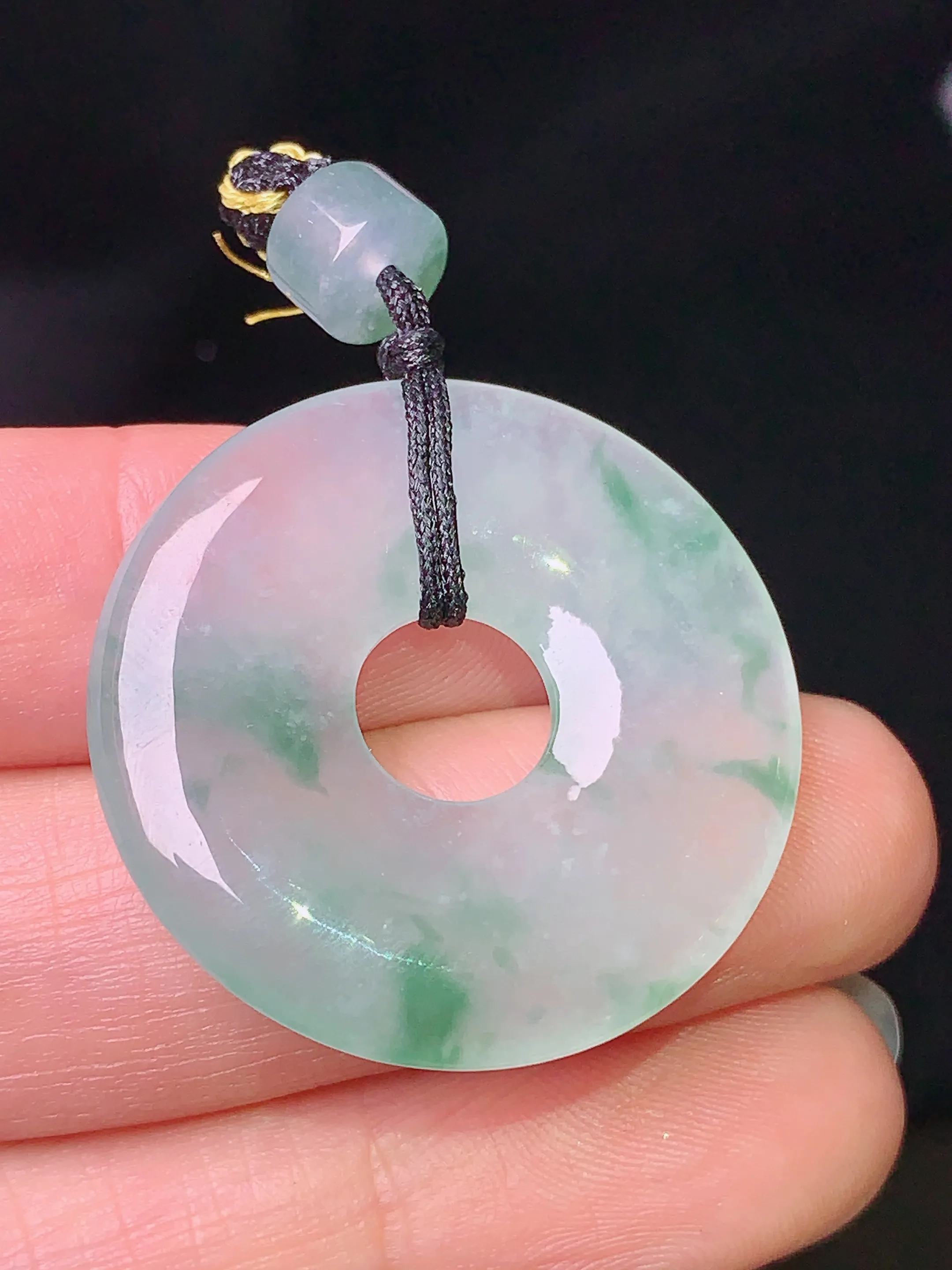 飘绿平安环吊坠 玉质细腻 色泽清新艳丽 整体尺寸29.2*4.2