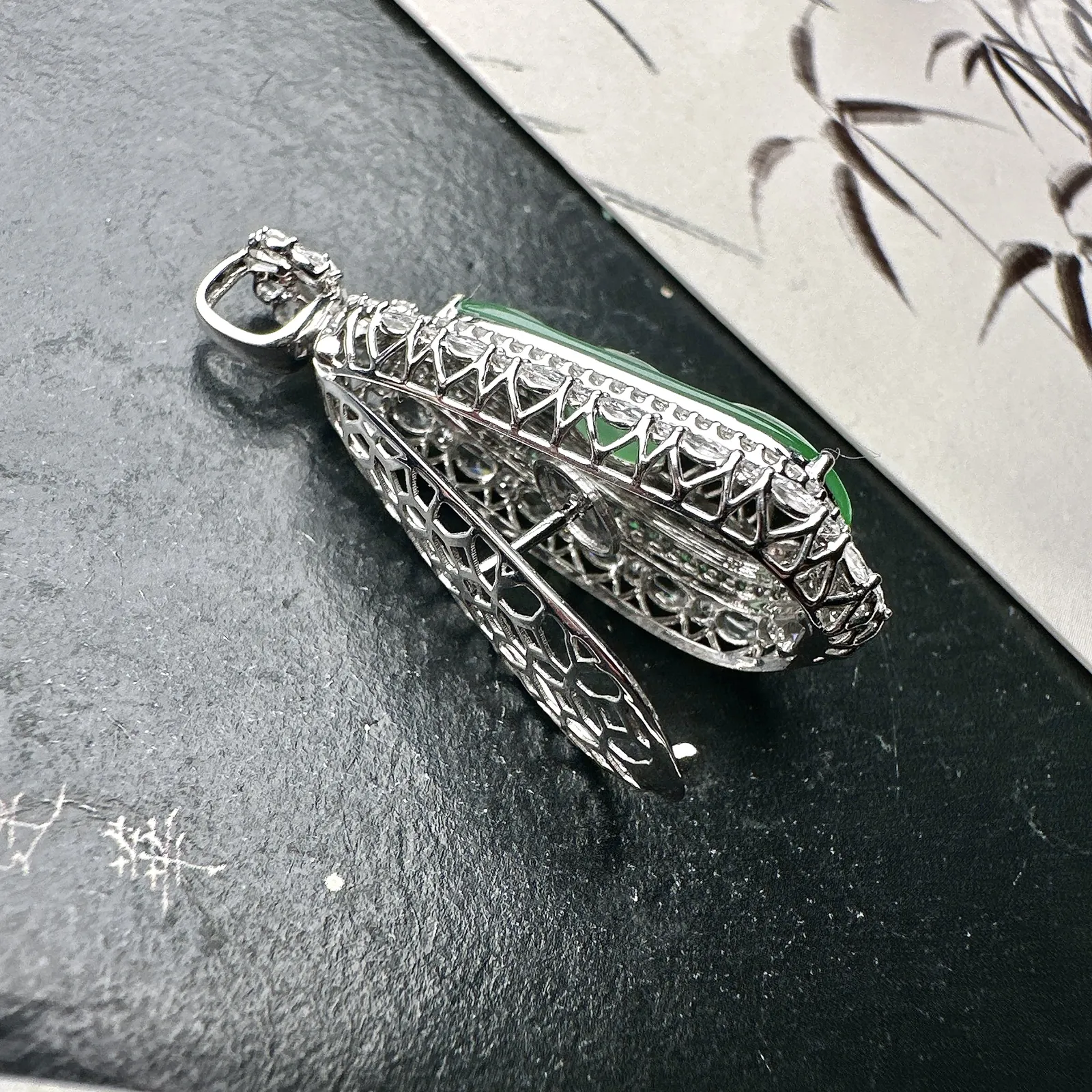 【冰种满绿福豆吊坠】种地上乘，冰感十足，通透起光，饱满圆润，18k金钻镶嵌，裸石尺寸23.7*10*4毫米。