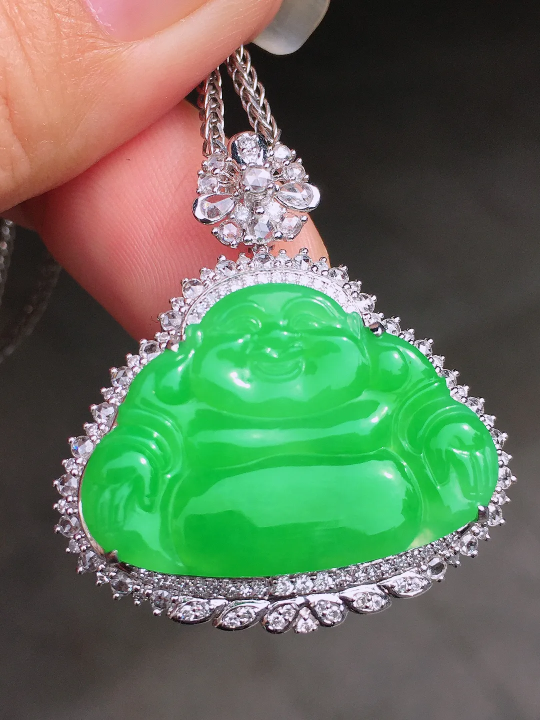 阳绿佛公吊坠，色泽均匀艳丽，玉质细腻，荧光感超
强，饱满圆润，尽显优雅气质，18k
金豪华镶嵌