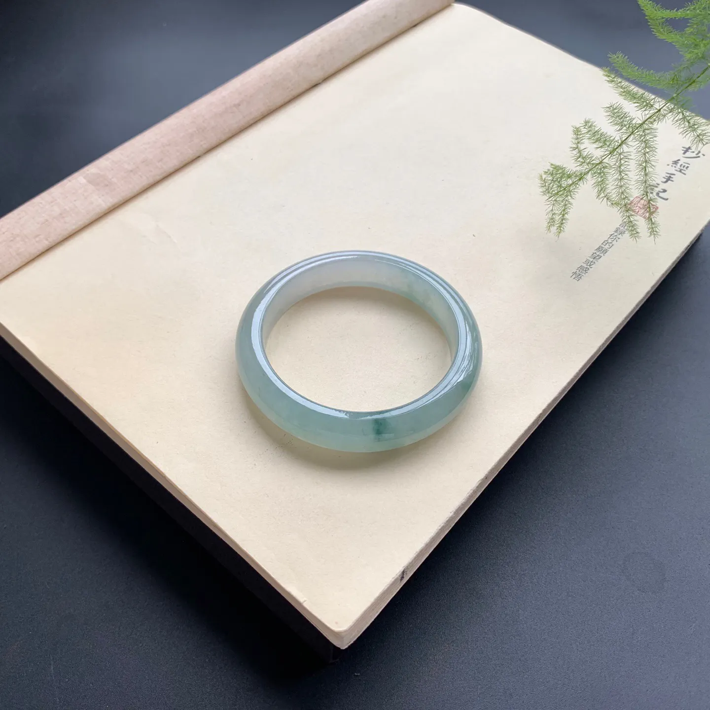 56.8圈口冰种飘花正圈手镯 尺寸：56.8-12.5-8，无纹裂，水润起胶，细腻光滑