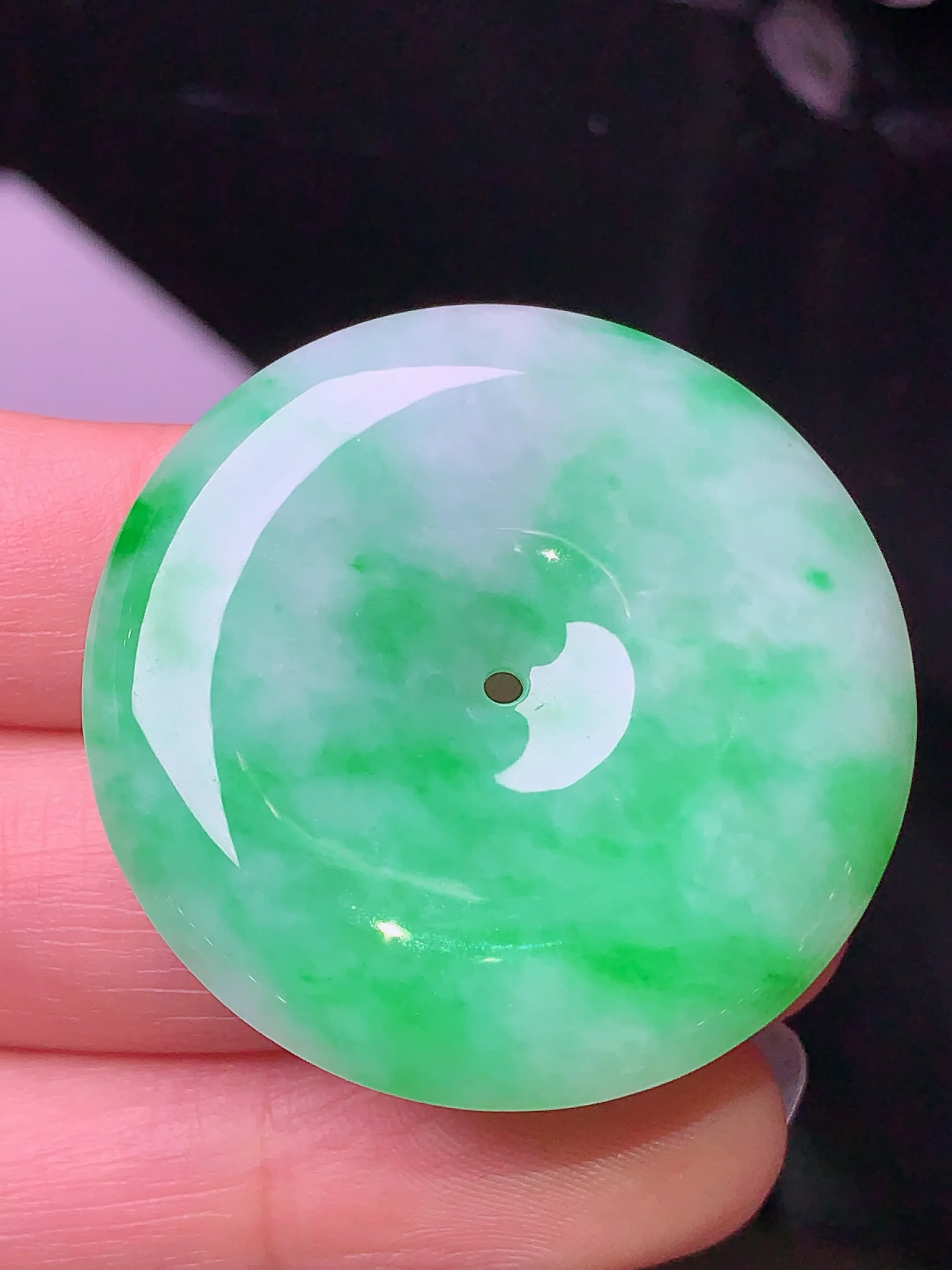 翠绿平安扣吊坠 玉质细腻 色泽清新艳丽 整体尺寸36.6*6